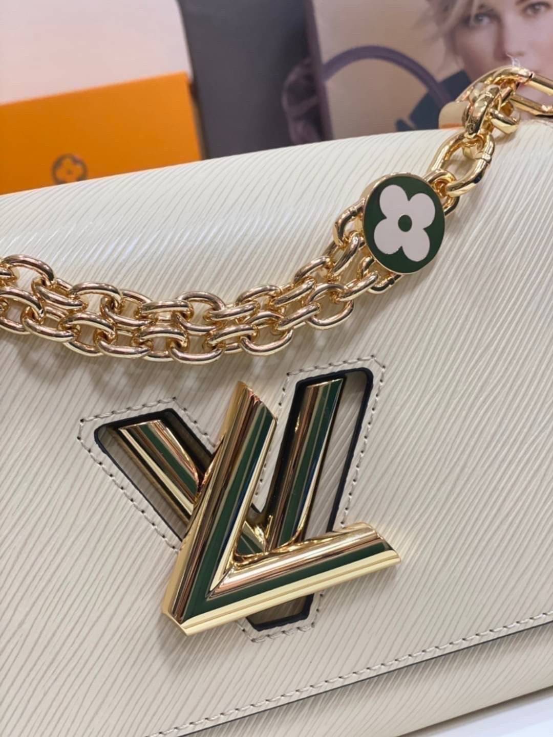 ORI หนังแท้ | LV Twist MM chain bag in grained Epi leather กระเป๋าสะพาย/กระเป๋าถือร พร้อมสายโซ่ หนังลายเกรน Epi โดดเด่นด้วยโลโก้หน้า สวยหรูเป็นเอกลักษณ์ ดีไซน์คัลเลอร์บล็อค สัมผัสโดดเด่นแมตช์กับทุกสไตล์