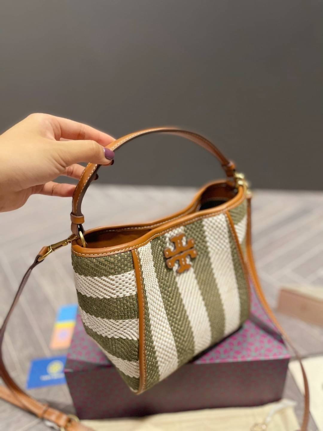 Tory Burch Logo-Plaque Striped Tote Bag - Green / Tory Burch Bucket Bag คอลเลคชั่นใหม่ รูปแบบคลาสสิคโทนเขียว ด้วยวัสดุธรรมชาติสังเคราะห์ พกพาความสวยไปได้ทุกที่ด้วยกระเป๋าทรง Bucket ทันสมัยสุดๆคะ