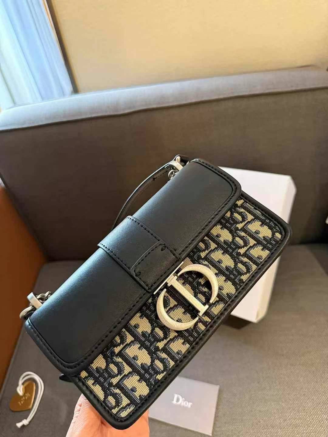 DIOR 30 Montaigne East-West Bag with Chain กระเป๋าสะพายรุ่นใหม่ ฝาพับแบบหนังสวยหรู ขนาดน่ารักสุดฮอต ที่สาวๆต้องไม่พลาด ทรงสวยมีกิมมิคในตัว ดูแพง ดีไซน์ย้อนยุคเป็นเอกลักษณ์