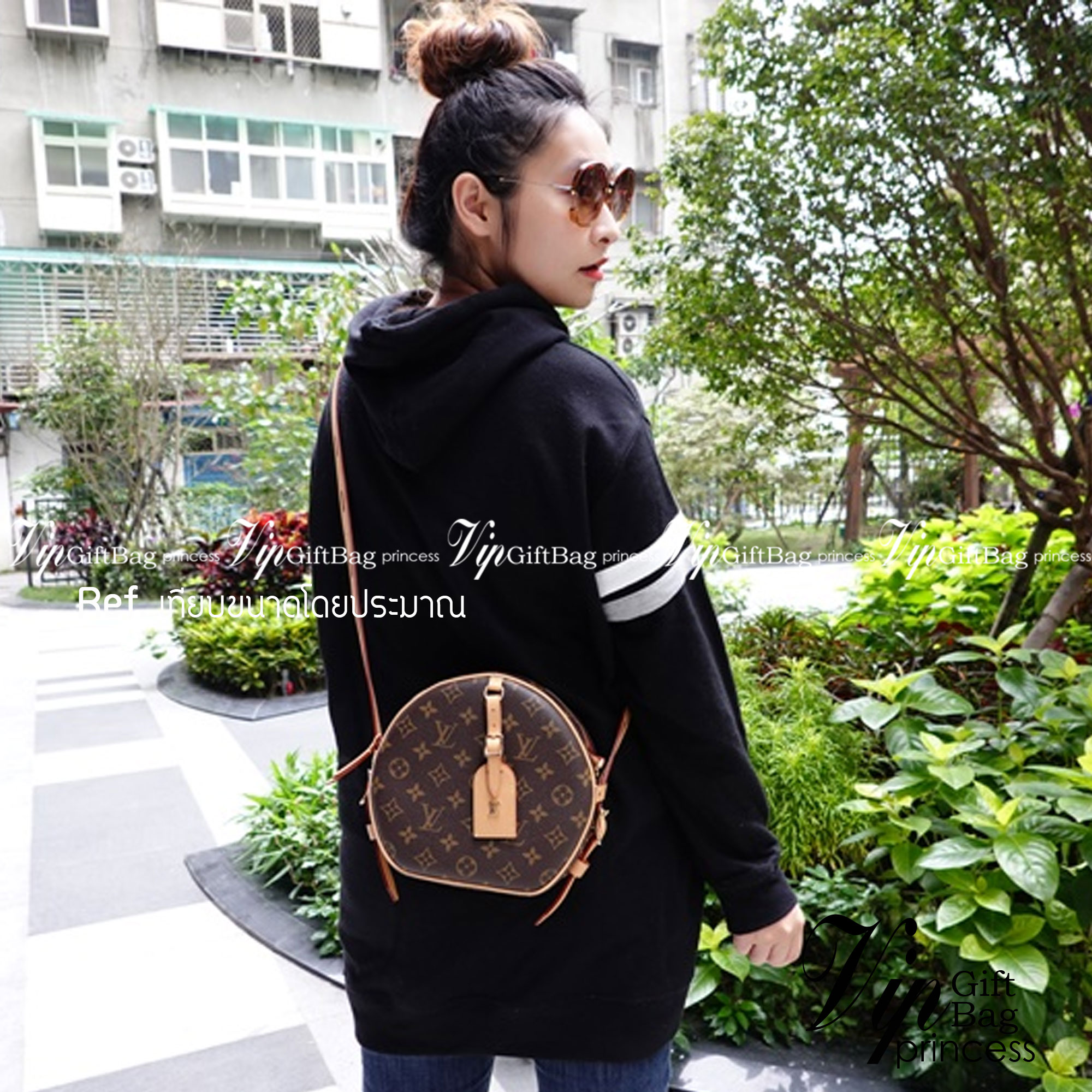 LV Boite Chapeau Souple MM กระเป๋าสะพายโดดเด่นด้วยรูปทรงกลมลายโมโนแกรมสุดชิค ขนาดกะทัดรัด เป็นรุ่นที่ตอบโจทย์และครองใจสาวๆ ได้อย่างแท้จริง ควรมีติดตู้ไว้สักใบ สามารถใช้งานได้ทั้งในชีวิตประจำวัน ไปเที่ยว ชอปปิ้ง รวมไปถึงงานสังสรรค์ค่ะ