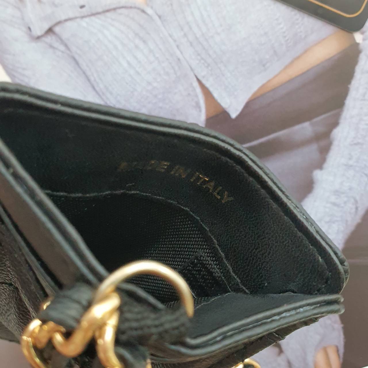 CHANEL CARD HOLDER WITH CHAIN พร้อมส่งที่ไทย สายคล้องบัตรสุดคลาสสิค จากงานพรีเมี่ยมกิ้ฟท์แบรนด์ดังอย่าง CHANEL วัสดุหนังสังเคราะห์ ลายสวยมาก ด้านหน้าประดับโลโก้ CC มีช่องใส่บัตรมากกว่า4ใบ มาพร้อมสายคล้องแบบโซ่สลับหนัง ไอเท็มสุดหรูแบบนี้ ต้องมีติดตัวไว้น้า