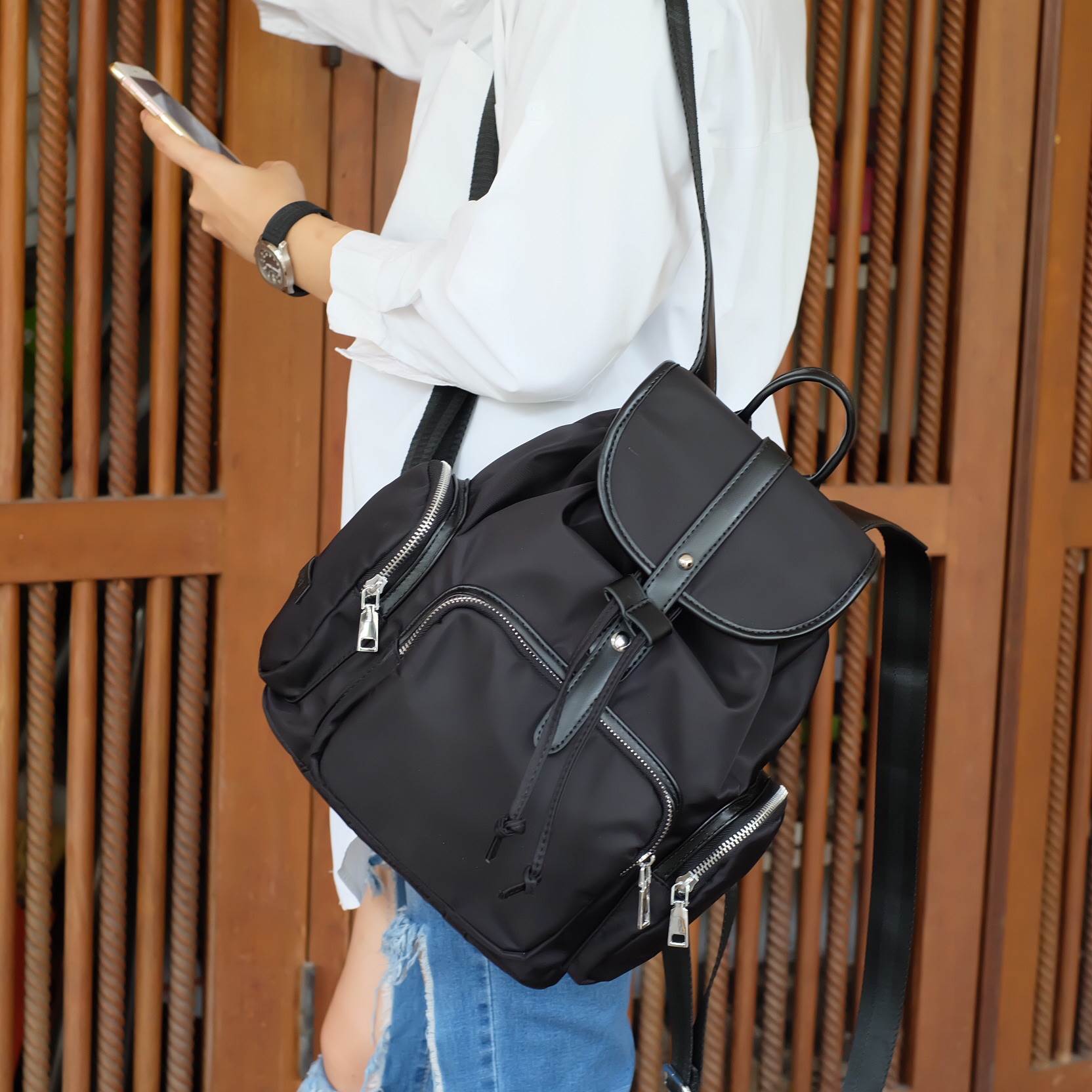 รุ่นใหม่ล่าสุดเลย ห้ามพลาดเลยน๊า !!! สาวๆ ที่กำลังหากระเป๋าเป้ น้ำหนัก ดีไซด์เก๋ๆ เข้ากับชุดได้ง่ายใบนี้เป็นทางเลือกที่ดีเลยค่า 👄 =>> ตัวกระเป๋า เป็นผ้าไนล่อนนาโน เนื้อหนาทนทานกันน้ำได้ แถมหูจับกระเป๋าทำจาก หนังแท้เนื้อดี ลายหนังชัด ทำให้มีค