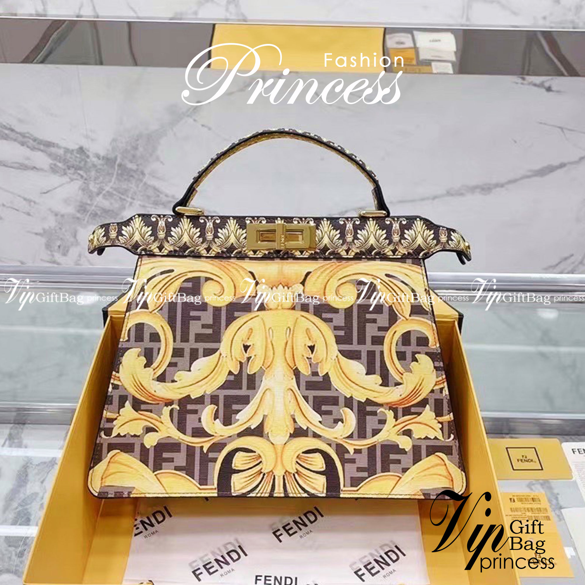 Fendi x Versace Peekaboo Bags / FF Fendace Gold Baroque FF Motif Peekaboo กระเป๋าสะพายสวยไฮโซ สุดฮิต ขนาดกำลังดีหนังลายกราฟฟิกมาใหม่ สวยหรูดูไฮโซมากค่ะ มาพร้อมสายสะพายยาวถอดออกถือได้