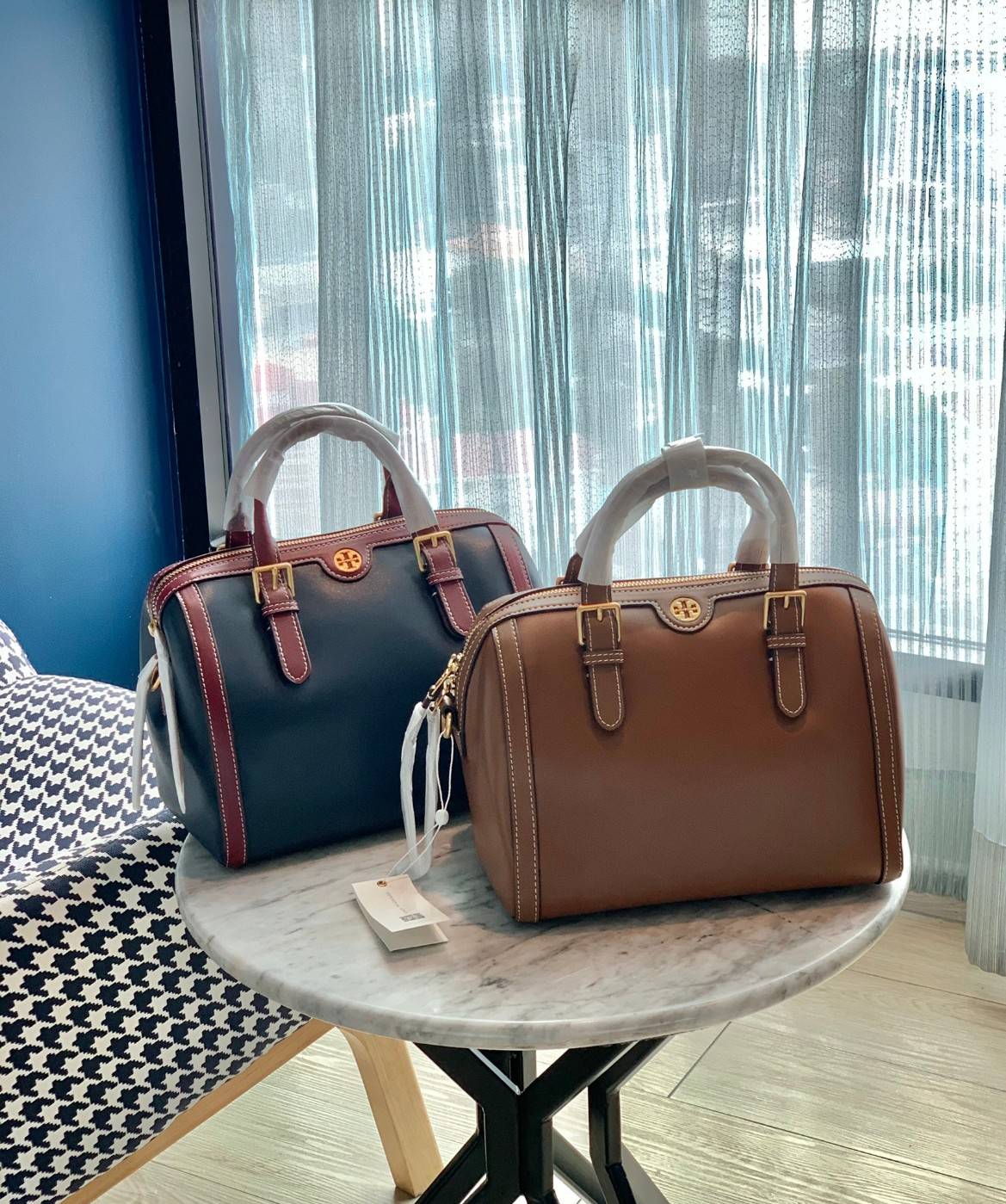 TORY BURCH T Monogram Color-block Barrel Duffle พร้อมส่งที่ไทย สวยก่อนใคร ใบใหญ่ ใส่จุไปเลยจ้าา😘 ✔️กระเป๋าทรงหมอน วัสดุหนังแท้ชั้นดีที่สุด หนังเรียบนิ่มสวย ✔️เปิดปิดกระเป๋าด้วยซิปคู่แบบมีหนังห้อย ภายในกว้างมากสำหรับไซด์นี้ หายห่วงไปเ