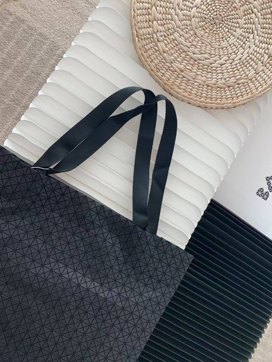 VIP 】Bao Bao Issey Miyake Cart Tote Bag พร้อมส่งที่ไทย รุ่นใหม่ล่าสุด สามารถใช้ได้ทั้งผู้หญิงกับผู้ชาย เบาสบายจุของได้เยอะสามารถทนทานต่อน้ำหนักได้สูงใช้งานได้ยาวๆเลยค่ะ
