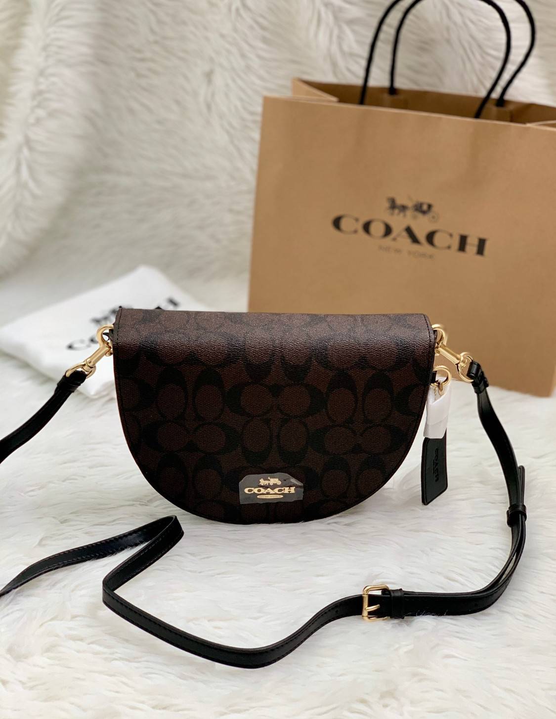 พร้อมส่งที่ไทยครบทั้ง6สีค่ะ 😘 Coach Ellen Crossbody In Signature ((C1432)) กระเป๋าทรงฮาฟมูนรูปทรงคลาสสิก ออกแบบให้มีลักษณะโค้งมน ไม่ดูเป็นทรงแข็งจนเกินไป ดีไซน์และสีของกระเป๋ายังเรียบง่าย เข้าได้กับทุกชุด สะพายครอสบอดี้ร์//สะพายข้าง หรือถือแบบคลัท