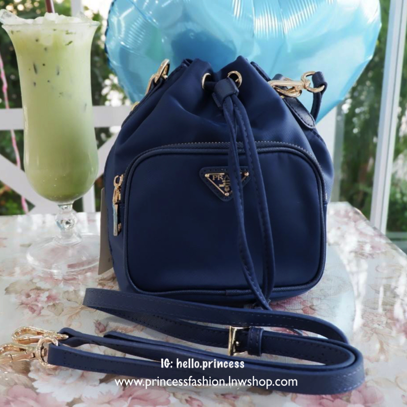 Prada bucket bag S Best seller! กระเป๋าทรงขนมจีบสุดฮิต ขนาดกำลังน่ารัก วัสดุ nylon silk คุณภาพดี สินค้า premium gift จากแบรนด์ Prada อะไหล่ทองทั้งใบ ด้านหน้าประดับ logo brand เปิดปิดแบบเชือกรูด drawstring ภายในกว้าง ใส่กระเป๋าสตางค์ยาวได้ มีช่องเล็ก และช่