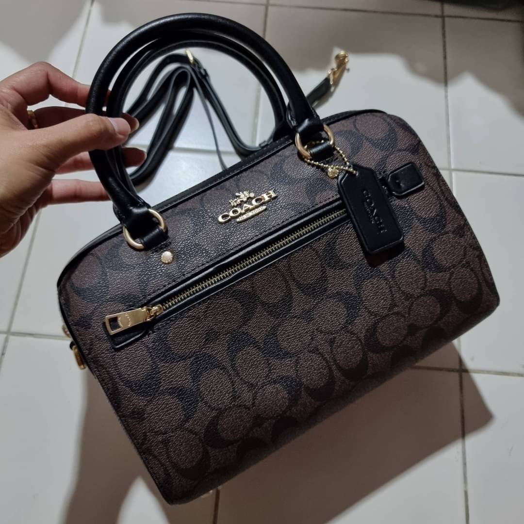 COACH F83607 ROWAN SATCHEL IN SIGNATURE CANVAS กระเป๋าทรงหมอนยอดฮิต คลาสสิคใช้งานได้ไม่มีเบื่อ มาครบสีขายดี ด้วยรูปทรงสวยงาม และใช้งานได้อย่างกระฉับกระเฉง วัสดุหนังแคนวาสเคลือบลาย ทนทาน ภายในโล่งกว้าง มีช่องซิปและแบ่งสัดส่วนได้ลงตัว บอกเลยว่าสาวๆพลาดไม่ได