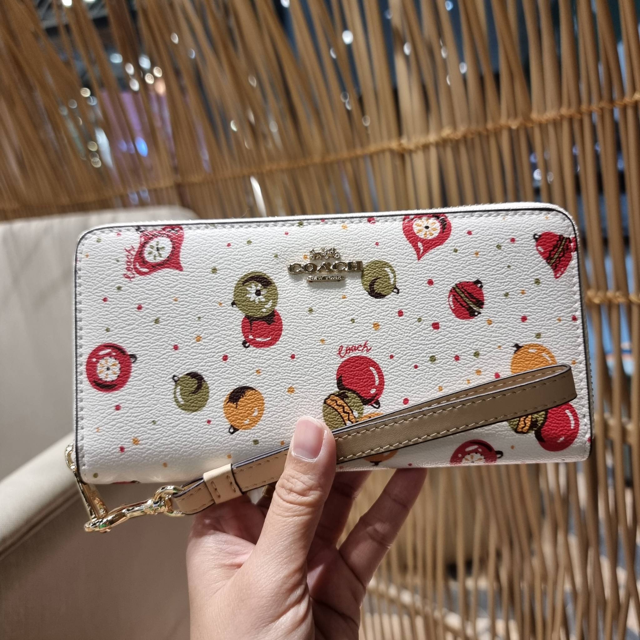COACH C7410 LONG ZIP AROUND WALLET WITH ORNAMENT PRINT ความสวยต้องส่งต่อ!! คอลเลคชั่นใหม่ 2IN1 คุ้มค่าแบบที่สุด กระเป๋าสตางค์กึ่งคล้องมือ ดีไซน์ลวดลายสดใส น่ารักน่าใช้ คลาสสิคใช้ง่าย ไม่มีเบื่อ วัสดุหนังแคนวาสเคลือบลาย มาพร้อมสายคล้องมือ ถอดออกได้ ภายในใส