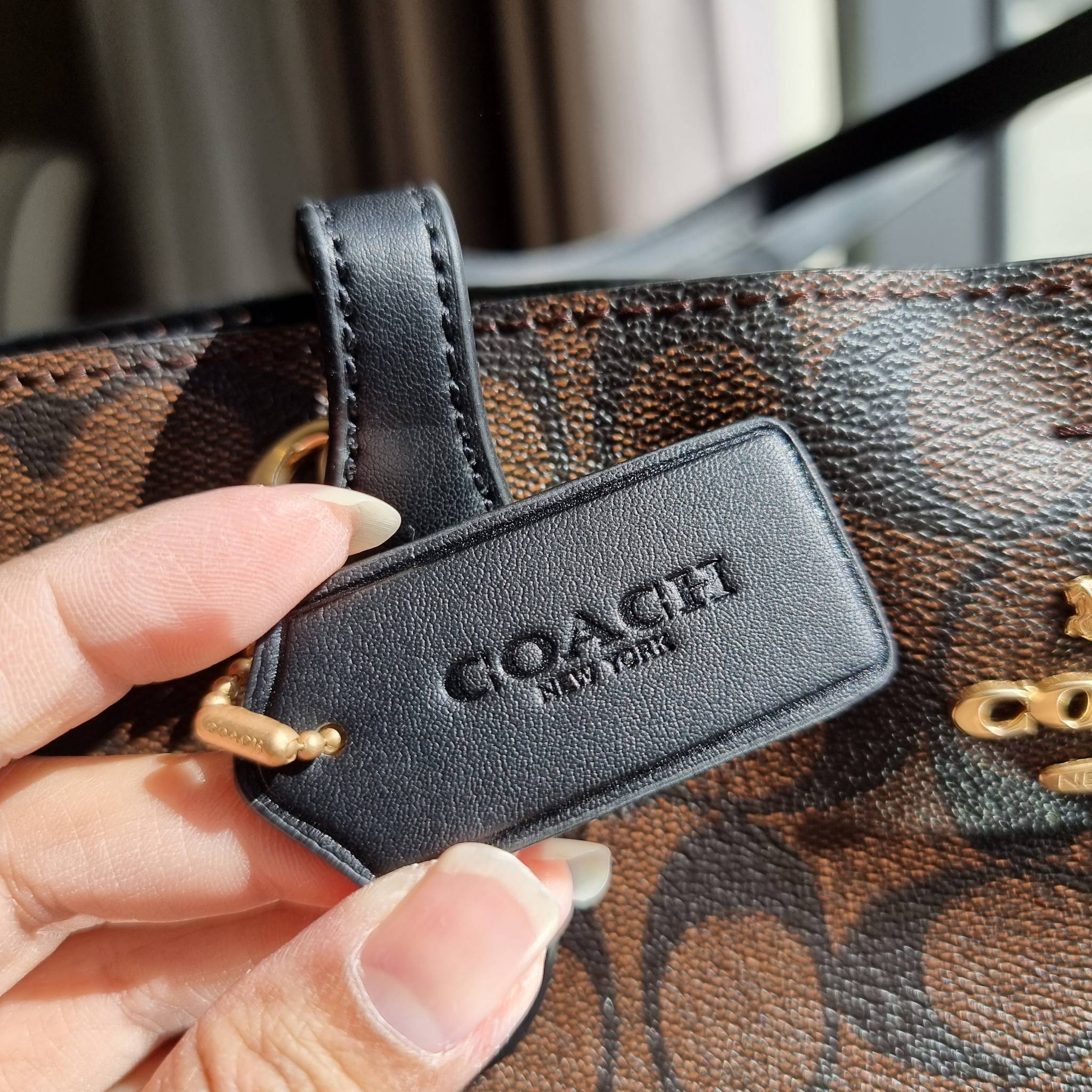 OUTLET 】COACH 73293 MINI AVENUE CARRYALL IN SIGNATURE CANVAS กระเป๋าสะพายรุ่นคลาสสิค คัมแบคแล้วจ้าแม่!! ไซส์กำลังสวย วัสดุหนังแคนวาสคุณภาพดี ด้านข้างเก็บทรงได้ เปิด-ปิดด้วยกระดุมแม่เหล็ก ใช้งานง่าย มีช่องซิป ใบนี้เห็นเล็กๆ แต่จุได้เยอะพอสมควรเลยน้า ɣ