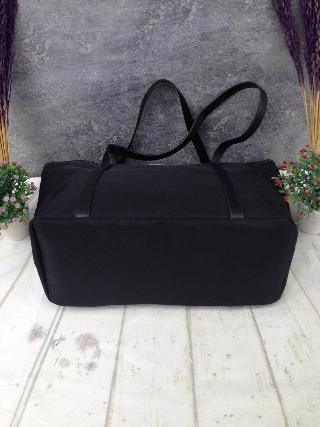 งานพรีเมี่ยมกิ้ฟ จากเคาเตอร์ต่างประเทศค่ะ กระเป๋าสะพาย Shopping ใบใหญ่ จากแบรนด์ PRADA เปิดปิดด้วยซิป ปั้มแบรนด์ สายสะพายหนัง สะพายไหล่ได้ ไม่ติด จุคุ้มมากสุดๆค่ะ ใส่เสื้อผ้า 1-2 วันได้สบายค่ะ เหมาะมากกับสาวๆที่สัมภาระเยอะค่ะ ใช้แล้วสวยมากๆคุ้มเกินราคารับ