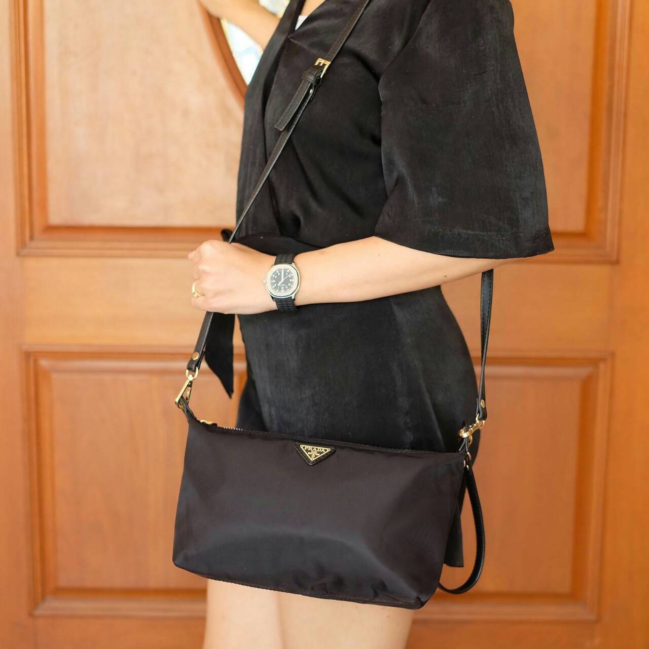 ล็อตใหม่ค้า 🍉🍉 ที่สุดแห่ง Best Seller ~~ งานพรีเมี่ยมกิ้ฟ จากเคาเตอร์ต่างประเทศ จากแบรนด์ PRADA เป็นกระเป๋า เครื่องสำอางค์ แต่มีสายสะพายยาวให้ 2 สาย เป็นแบบคล้องแขน และสะพายข้างลำตัว ใช้เป็น shoulder bag ได้เลยค่า หรือ ถือลำลองสวยๆ ก้อเลิศ