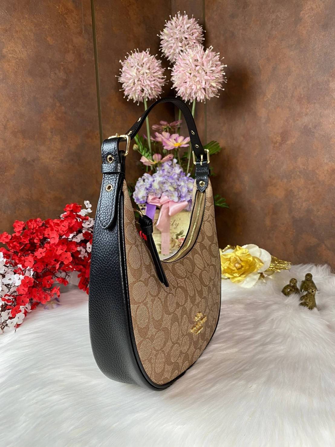 Coach Bailey Hobo With Whipstich Shoulder Bag (coachc1322) กระเป๋าcoach ทรงโค้งใช้แบบหิ้วหรือคล้องไหล่ก็ดูดี ใช้วัสดุหนังแท้ชั้นดี หนังสวยมากๆค่ะ ด้านหน้าใช้อะไหล่แบรนด์ตัวใหญ่ หรู ดูสะดุดตามีเดียว จุดเด่นตรงสายคือร้อยหนังเป็นสีเข้ากับตัวกระเป๋าได้สวยงาม 