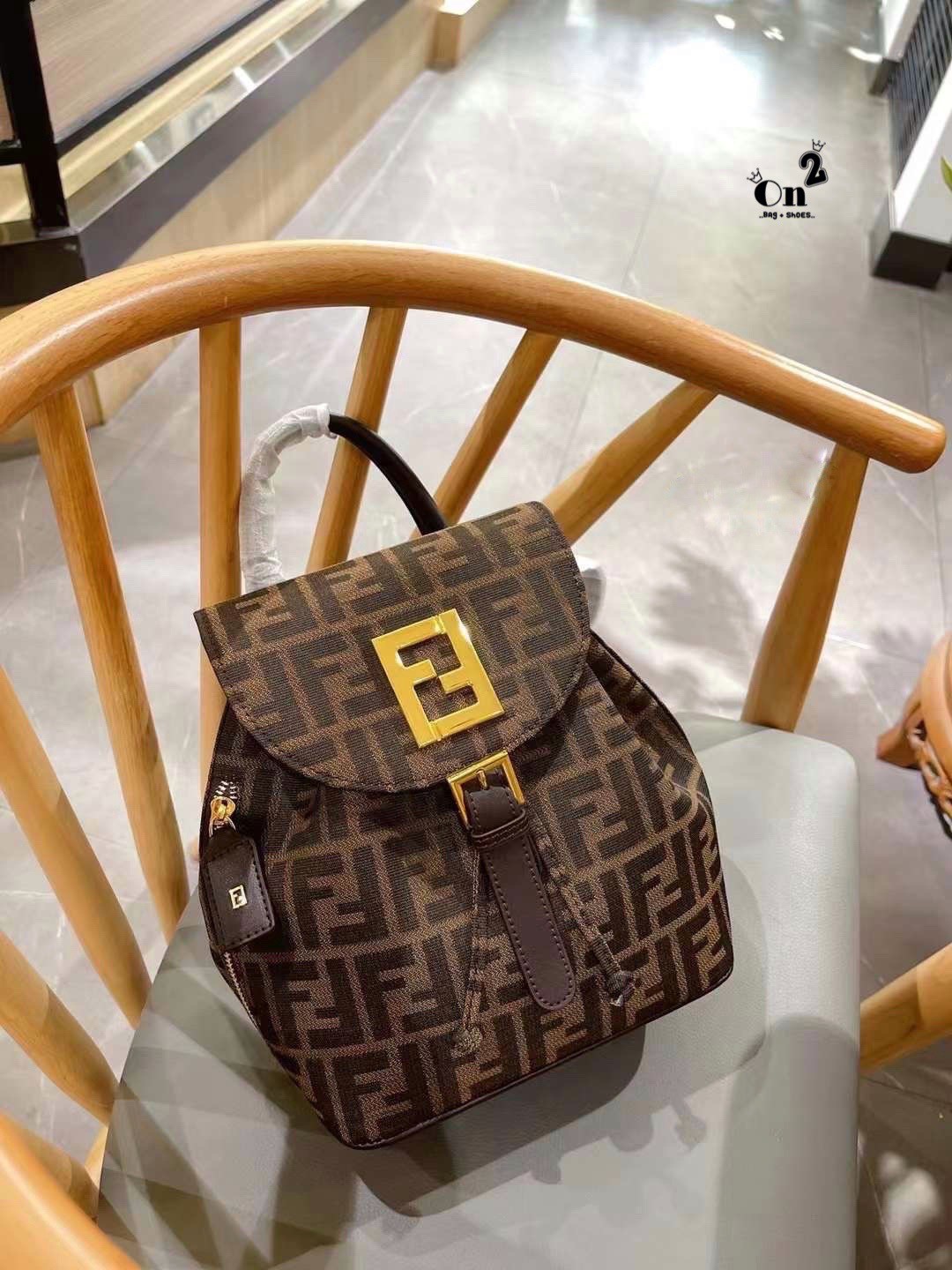 FENDI BACKPACK MONOGRAM กระเป๋าเป้เฟนดิ ทรงขนมจีบเปิดหน้า ผ้าทอลาย งานสวยปั้มทุกจุด ขนาดกำลังดีทรงน่ารักน่าใช้มากค่ะ ลายโมโนแกรมสวยตามฉบับแบรนด์ เด่นด้วยลายสัญลักษณ์แบรนด์ที่ฝากระเป๋า ตัดกับอะไหล่สีทอง ตกแต่งที่คล้องสายด้วยโลโก้ตัว FF สวยสะดุดตา ภายในกระเ