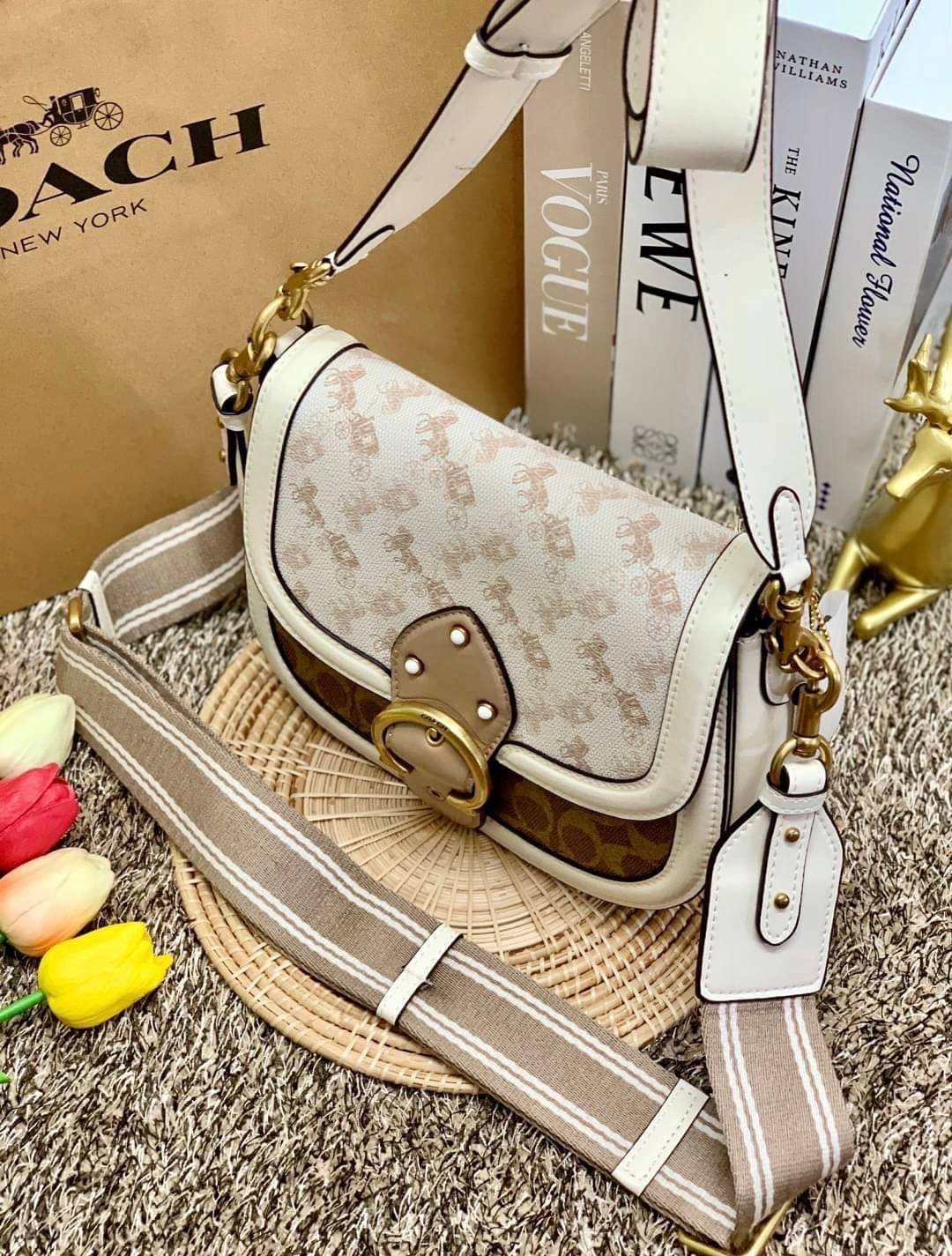 สวย หรู แถมสุดคุ้มกันเลยจร้าา💋 COACH BEAT SADDLE BAG ((C3837//C0749)) พร้อมส่งที่ไทยอีกครั้ง ห้ามพลาดค่าา!! กระเป๋าสะพายครอสบอดี้ร์ วัสดุหนังแท้ชั้นดีที่สุด! หนังสวย บวกกับอะไหล่แบรนด์ที่ดูเด่นคลาสสิคตรงด้านหน้าค่ะ เปิดปิดกระเป๋าแบบกดล็อค ภายในสาม