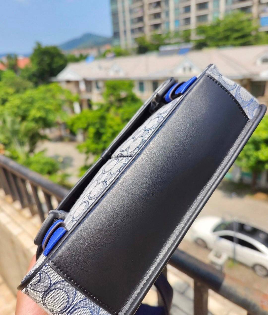 Coach C9158 League Messenger Bag Crossbody Sling Bag ใหม่ล่าสุด คอลที่หนุ่มๆก็ต้องใจละลายไม่แพ้สาวๆ กับกระเป๋าสะพายทรงแมสเซนเจอร์ ดีไซน์ทรงคลาสสิคใช้งานง่าย ดีเทลน้อยแต่มาก!! ดูดีดูแพงเกินเบอร์ไปเลย ภายในเป็นช่องโล่ง มีช่องแยก แบ่งสัดส่วนได้ดีมากๆ มาพร้อม