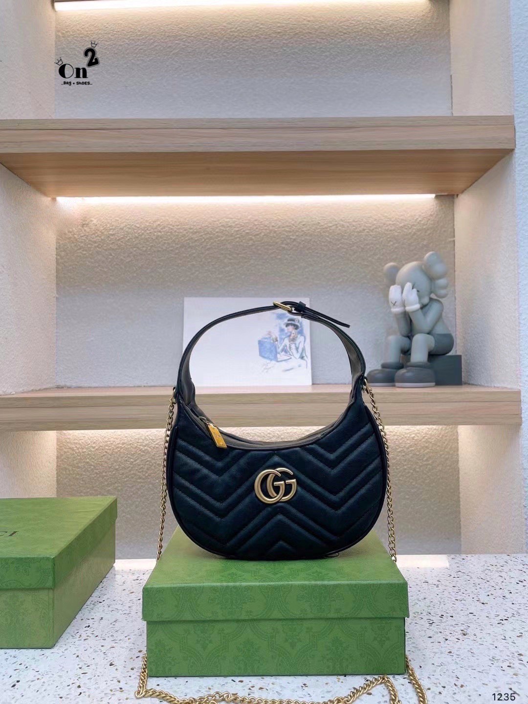 Gucci GG Marmont half-moon-shaped mini bag กระเป๋าคล้องไหล่ ความตัวแม่สายแฟชั่น ต้องกระเป๋าทรงจันทร์เสี้ยวแบบสับค่ะ! ความโค้งมนใช้งานง่าย เอามาสะพายก็คือชนะเลิศไปเลย ภาพถ่ายจากงานขายจริง ใช้งานต่างประเทศได้