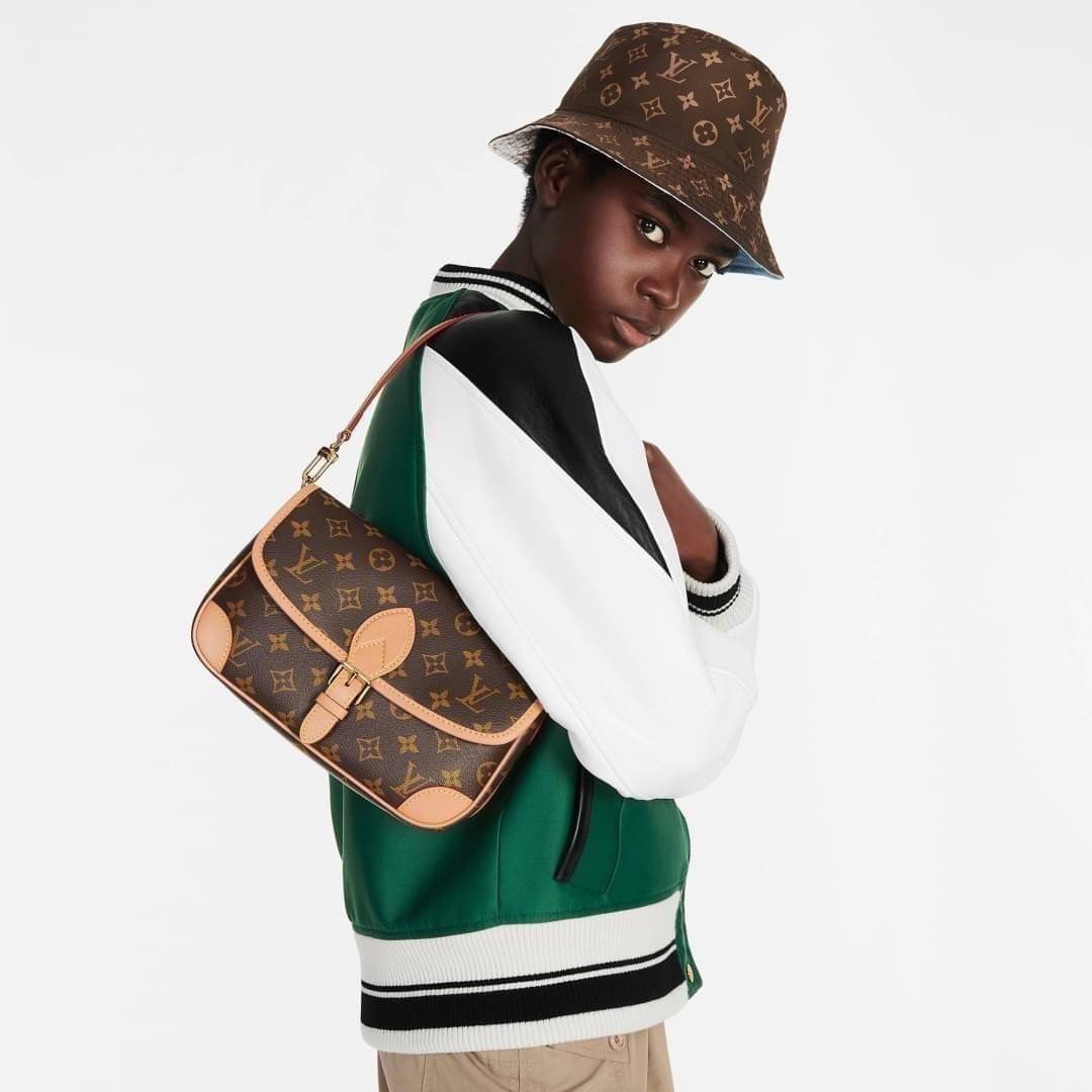 LV Diane Monogram Bag / LV multi handbag กระเป๋ามัลติฟังก์ชั่นสุดคุ้ม ดีไซน์ออกมาน่ารักน่าใช้มากๆ วัสดุหนังแคนวาส มีสายมาให้ถึง 2 แบบ สายหนังคล้องไหล่ได้ และสายสปอร์ตครอสบอดี้ได้ ปรับเปลี่ยนใช้ตามลุคแต่ละวันได้เลย