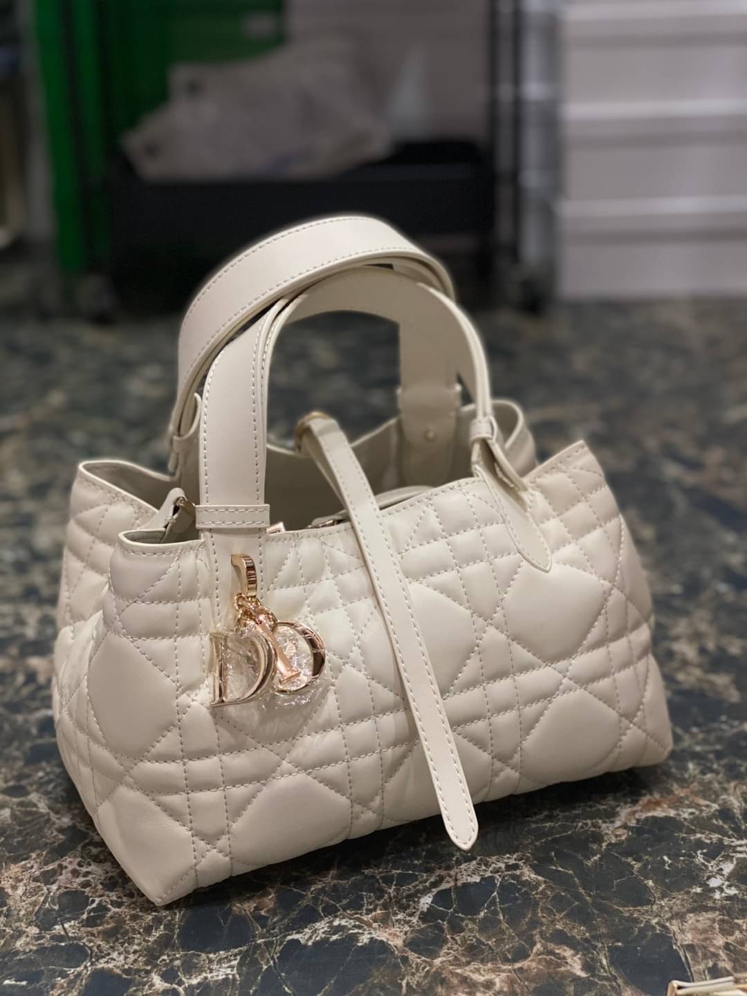 Small 23cm DIOR TOUJOURS BAG Macrocannage Calfskin / DIOR Tote Bag ออริ 1:1 พร้อมส่ง 3 สี กระเป๋าสะพายทรงโท้ท จุของได้เต็มที่ รูปทรงคลาสสิค หนังสวย หรูหราเกินราคา