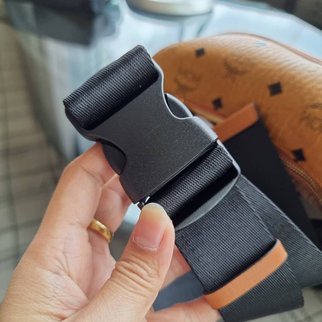 M.C.M STARK BELT BAG IN VISETOS รุ่นยอดฮิต!! หนุ่มๆสาวๆใช้ได้ไม่มีเบื่อ!! 🎉⭐️⚡️🛎 กระเป๋าคาดอกรุ่นขายดี ลายวิเซโต้เอกลักษณ์ ทั้งสปอร์ตและดูหรูในตัว ใช้งานง่าย ได้ทุกลุค วัสดุหนังแคนวาสคุณภาพดี มีช่องซิปหลัก และซิปรอง ภายในเป็นช่องโล่