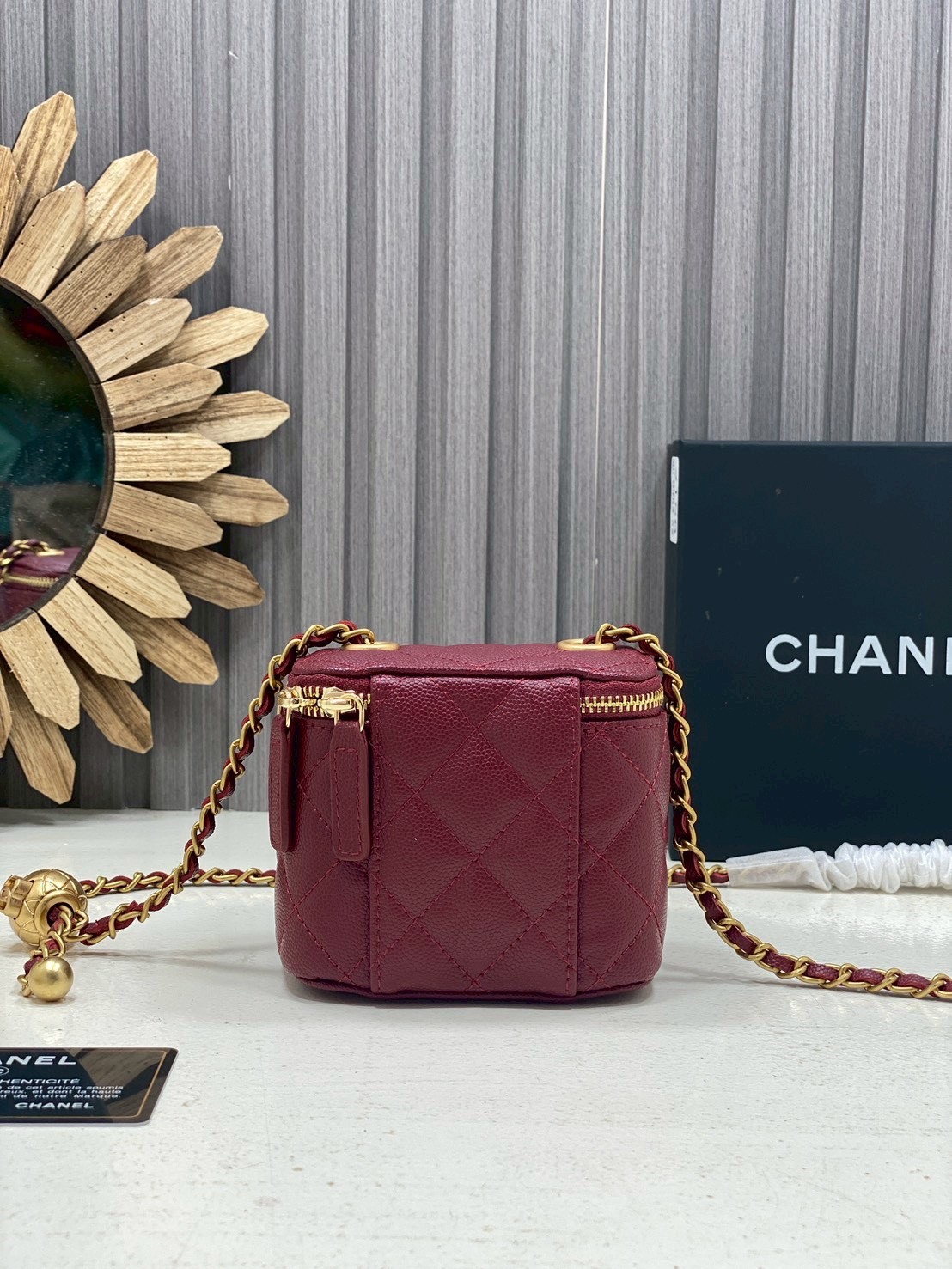 ORI หนังแท้ | Chanel Small Vanity with Chain กระเป๋าสะพายทรงวานิตี้ใบเล็กน่ารัก ดีไซน์เรียบหรู ใส่เครื่องสำอางค์หรือของใช้จุกจิกได้