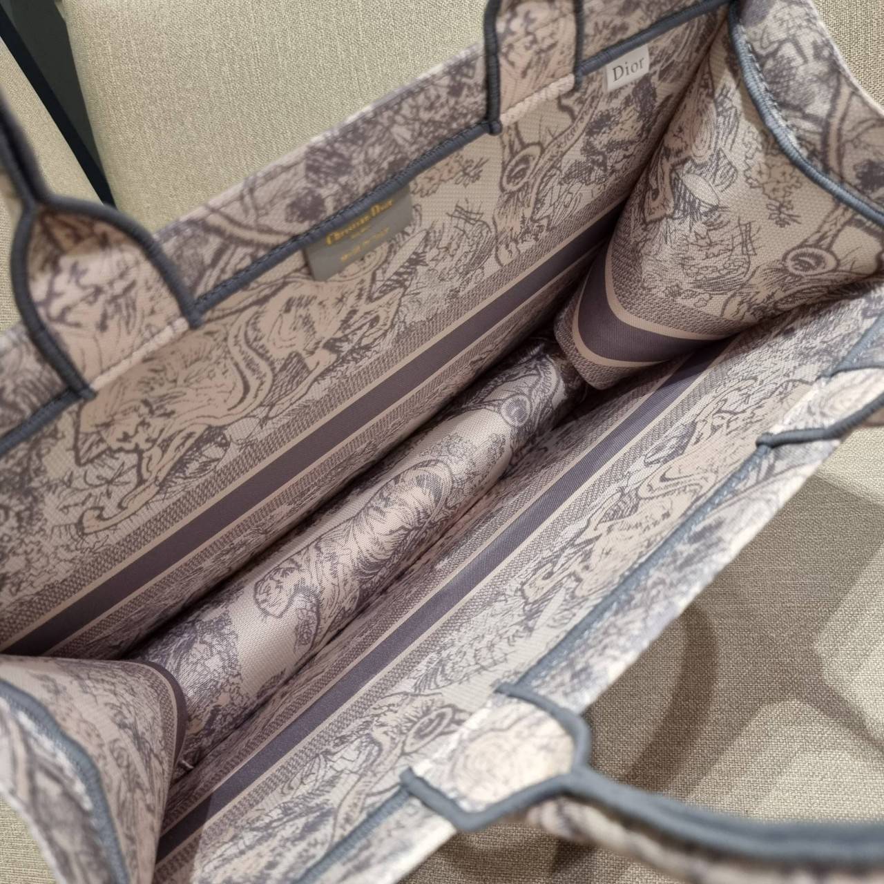 VIP 】HOT ARRIVAL!! DIOR CD SHOPPING BAG WITH GWP กระเป๋าทรงช้อปปิ้งใบใหญ่ จุใจ!! พรีเมี่ยมกิ๊ฟรุ่นดับเบิ้ลฮอต ดีไซน์คลาสสิควินเทจ สวยหรู วัสดุผ้าแคนวาสลายกราฟฟิค ภายในโล่งกว้างมากๆ ใส่ของจุสุดๆ โน้ตบุ้ค ไอแพด กระเป๋าสตางค์ มือถือ หรือเสื้อผ้ายังได้ สะพายค