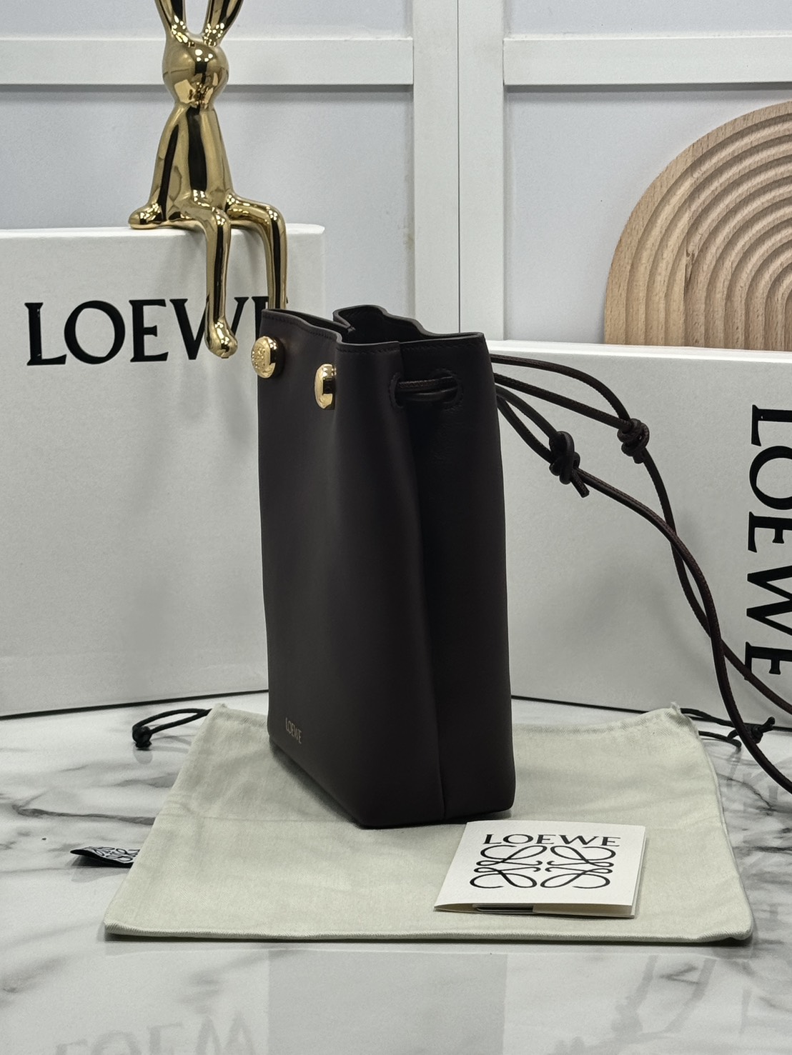 ORI หนังแท้ | LOEWE pebble pouch in smooth กระเป๋าทรงโท้ทดีไซน์คลาสสิค เรียบง่ายแต่ดูแพง มีระดับสุดๆ แต่งหมุดปั้มโลโก้แบรนด์สีทองสวยโดดเด่น เหมาะเป็นไอเท็ม everyday bag จริงๆ