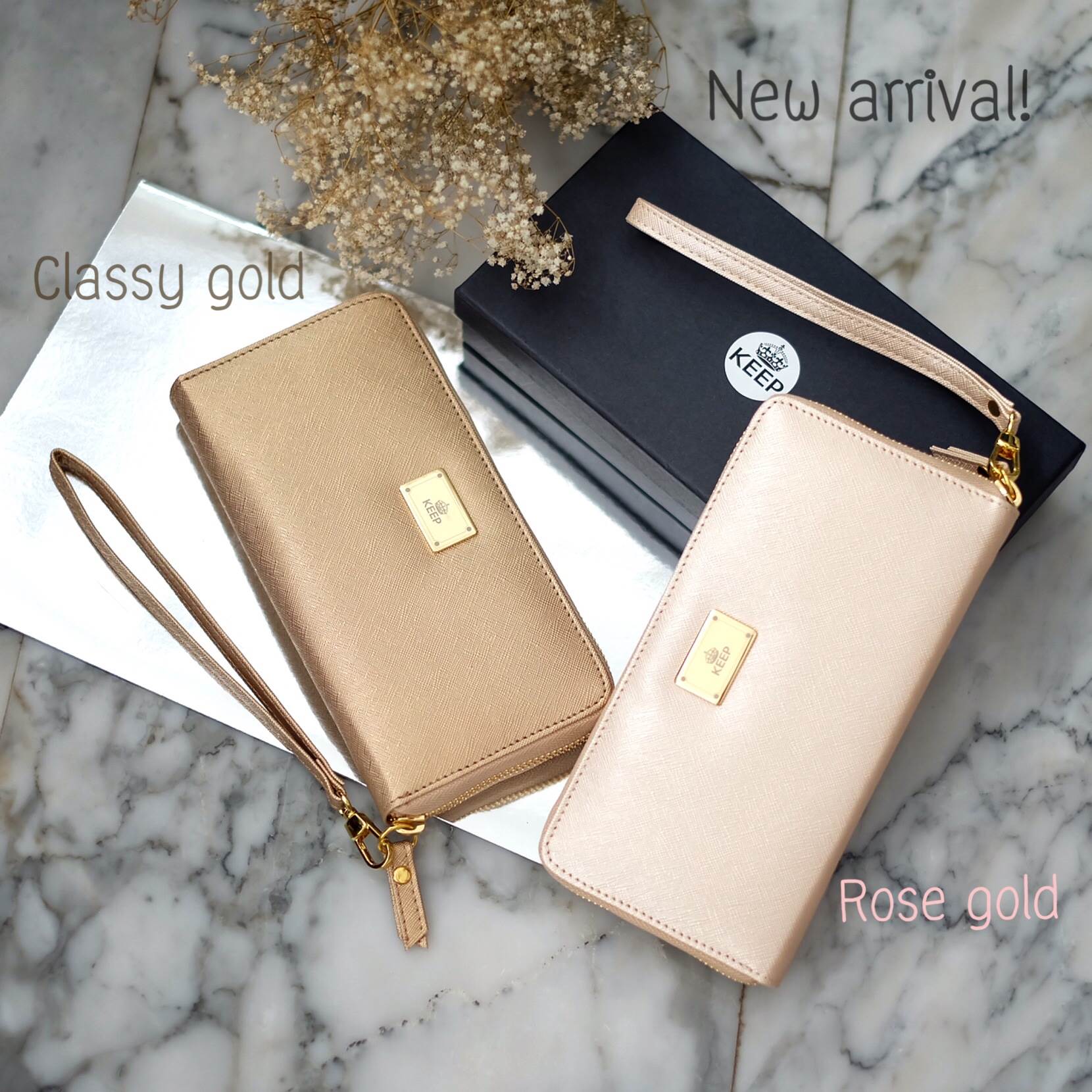 NEW ' KEEP Alice ' 2017 collection •• Long wallet 🐔🐔 ใหม่ล่าสุด สำหรับกระเป๋าสตางค์ทรงยาว หนัง saffiano leather เป็น Collection สีทอง รับทรัพย์ ต้อนรับ ปีไก่ทอง กันเลยค่า 💸💵💴💶💷💰