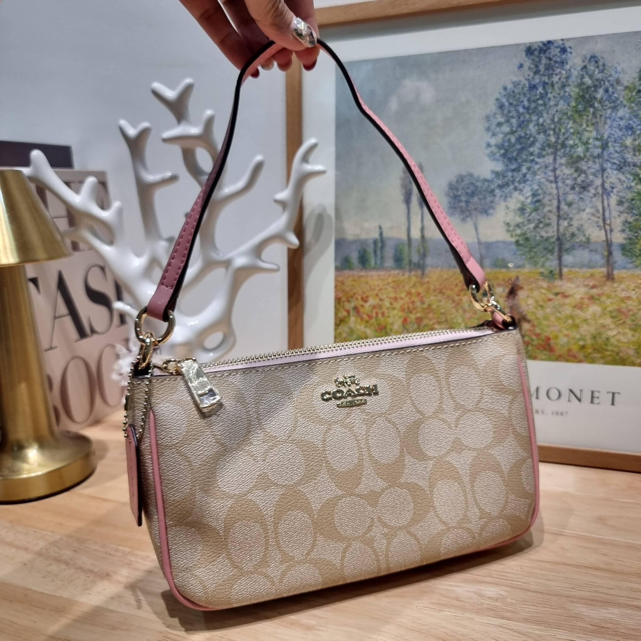 COACH TOP HANDLE POUCH F58321 พร้อมส่ง 9 สี กระเป๋าทรงพอช ยอดฮิต ยกขึ้นแท่น ด้วยดีไซน์ที่ออกมาให้ใช้งานได้ง่าย ขนาดกำลังเหมาะ