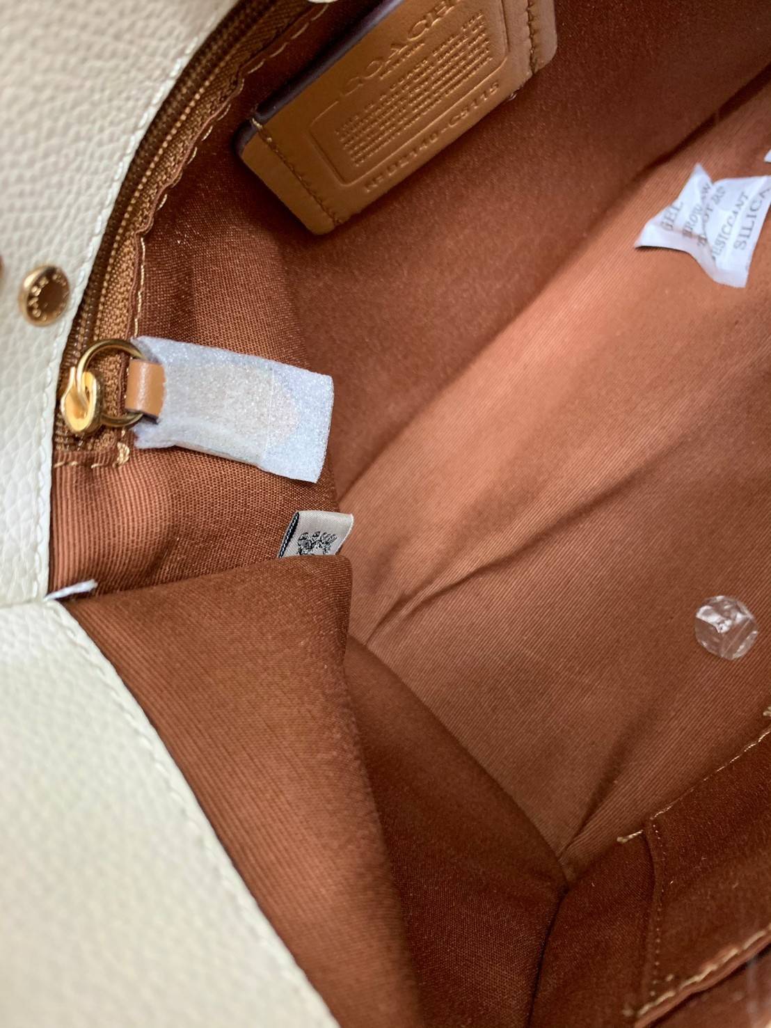 ใหม่ล่าสุด อดใจยังไงไหว💋 COACH Dempsey Field Tote 22 ((C5268//C5115)) พร้อมส่งความสวยที่ไทยค่ะ! กระเป๋าทรง Tote ขนาดพอเหมาะลำตัว พกพาง่ายสะดวกได้กับทุกๆวัน ด้านหน้าปั้มโลโก้แบรนด์ตัวใหญ่สวยค่ะ;เปิดปิดกระเป๋าแบบกระดุมแม่เหล็ก ภายในใส่กระเป๋าเงินใบย