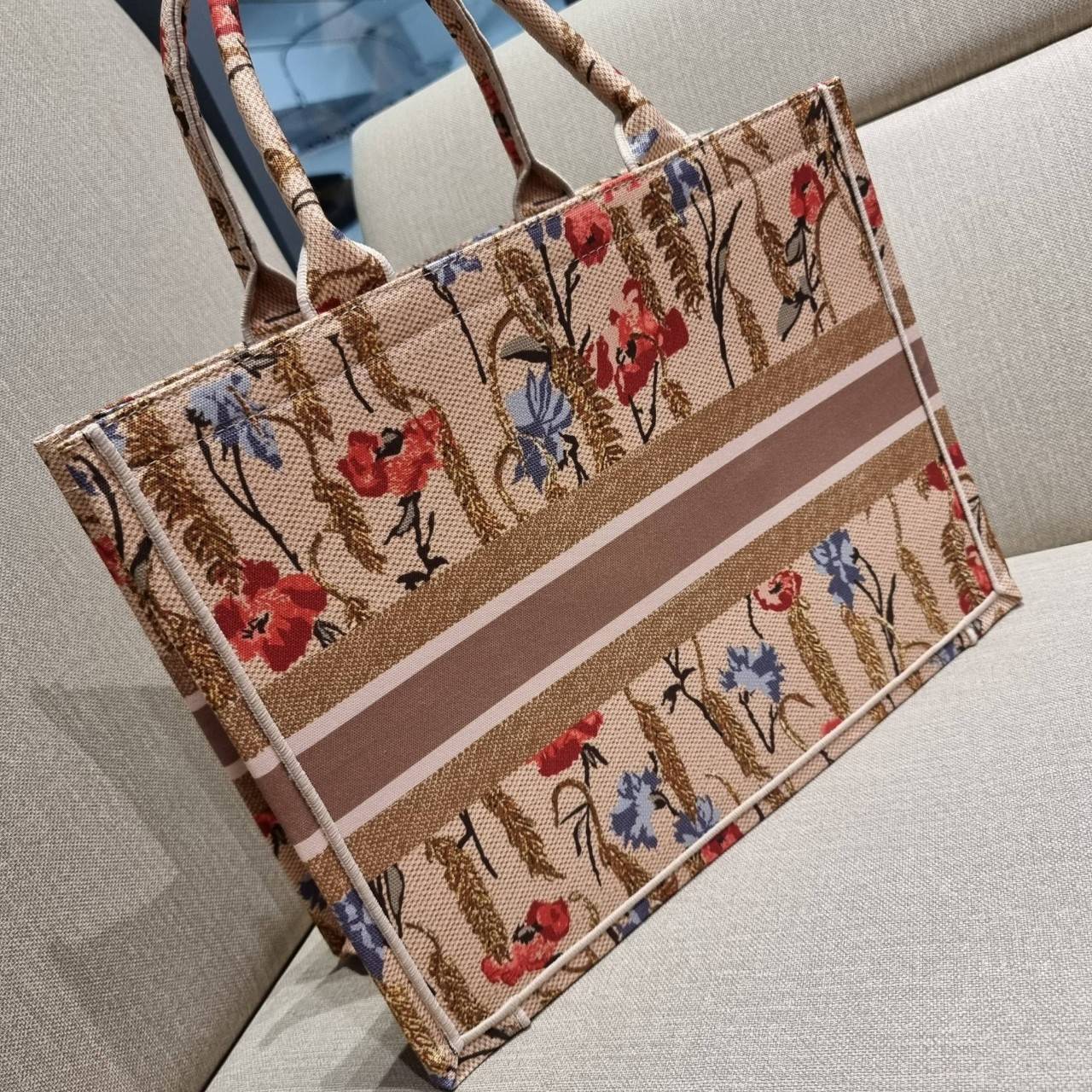 VIP 】HOT ARRIVAL!! DIOR CD SHOPPING BAG WITH GWP กระเป๋าทรงช้อปปิ้งใบใหญ่ จุใจ!! พรีเมี่ยมกิ๊ฟรุ่นดับเบิ้ลฮอต ดีไซน์คลาสสิควินเทจ สวยหรู วัสดุผ้าแคนวาสลายกราฟฟิค ภายในโล่งกว้างมากๆ ใส่ของจุสุดๆ โน้ตบุ้ค ไอแพด กระเป๋าสตางค์ มือถือ หรือเสื้อผ้ายังได้ สะพายค