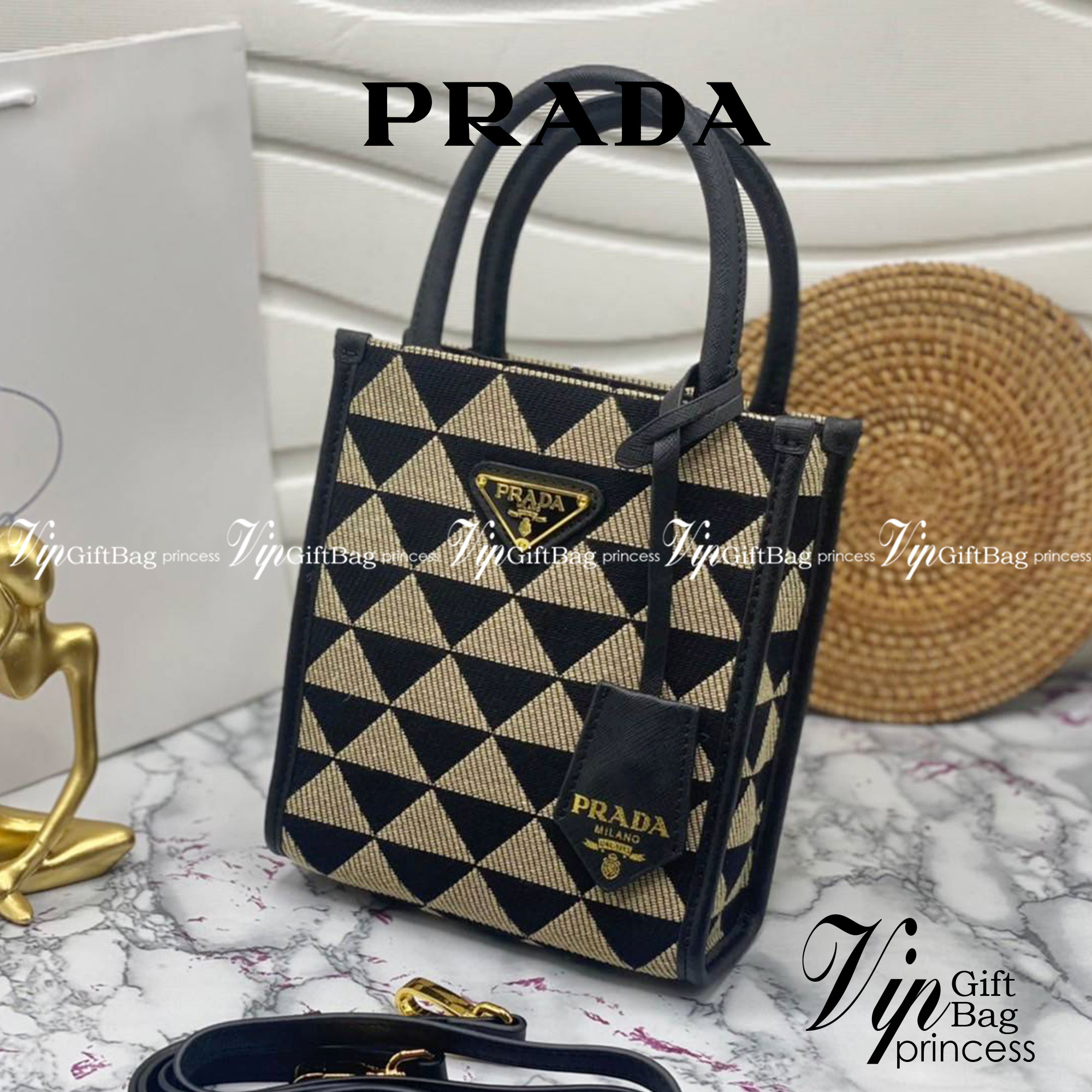 PRADA Symbole jacquard fabric micro bag / Prada triangle ไซส์มินิ แบบใหม่ล่าสุดจากแบรนด์ดัง จัดให้แบบเลิศๆ กับกระเป๋าทรงโท้ท สวยเอกลักษณ์ ภายในโล่งกว้างมาก ใส่ของแบบแน่นๆ จุๆไปได้เลย หมดห่วง!! และยังมีสายครอสบอดี้มาให้ จะสะพายชิคๆคูลๆ จะถือแบบปังๆ ก็เอาอย