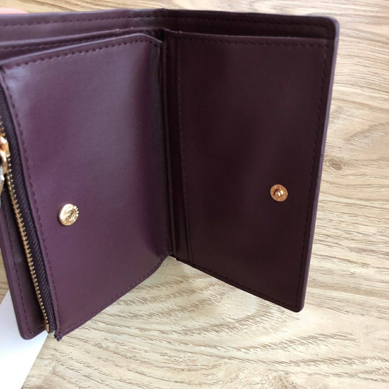 Charles & Keith Classic Snap-Button Wallet กระเป๋าสตางค์ใบสั้นพับ 2 ตอน ด้านหน้ามีโลโก้แบรนด์ เปิด - ปิดด้วยกระดุม ภายในมีช่องใส่ธนบัตร ช่องใส่บัตร และช่องซิปใส่เหรียญ