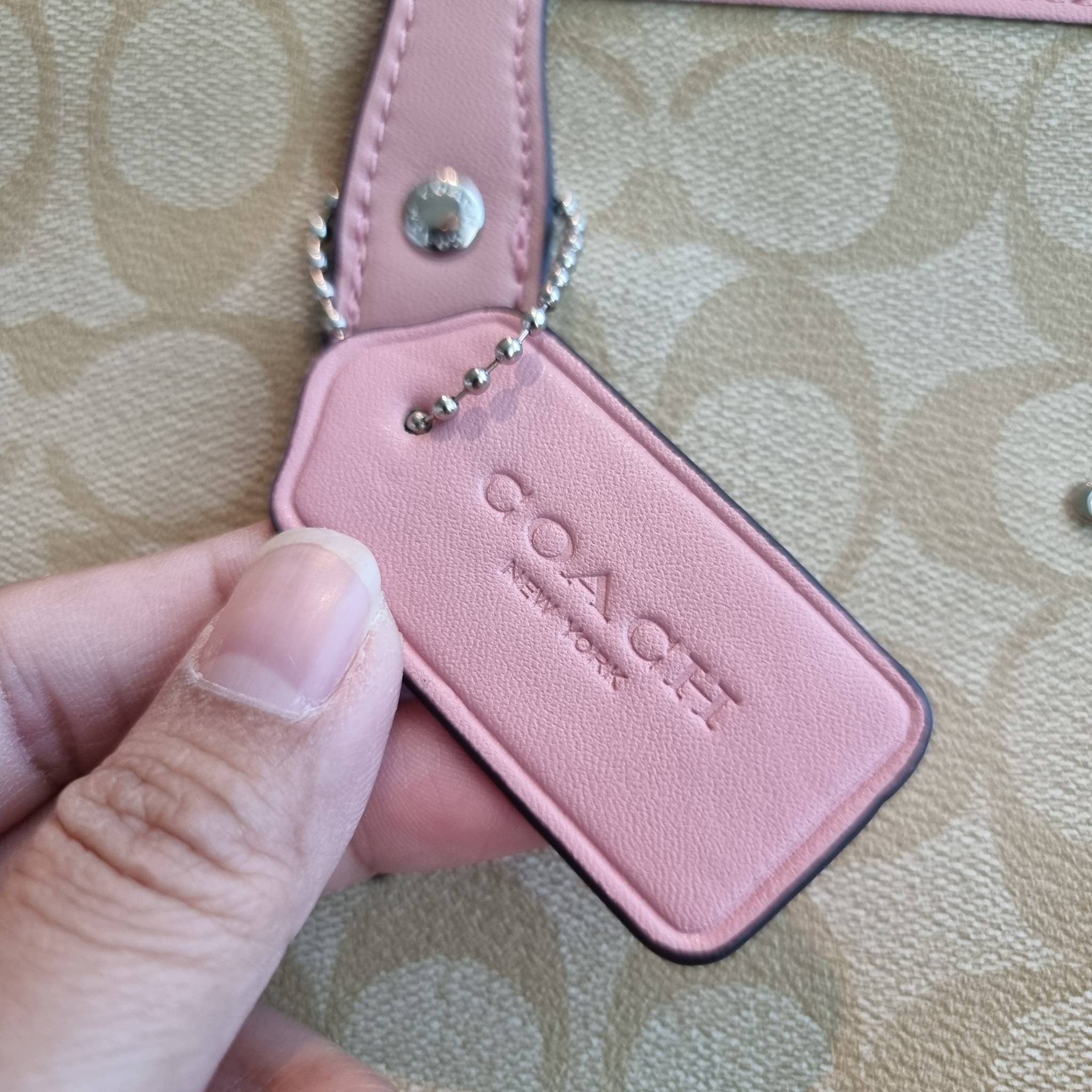 OUTLET 】COACH F58292 CITY ZIP TOTE IN SIGNATURE 16" รุ่นขายดี!! ไซส์ใหญ่ สีสวยมาให้แบบจัดเต็ม!! กระเป๋าถือทรงโท้ทใบใหญ่ สวยน่าใช้ทุกสี สะพายคล้องไหล่ได้เก๋ๆ จุของแน่นๆไปเลยจ้า!! วัสดุหนังแคนวาสคุณภาพ ปากกระเป๋าเปิด-ปิดด้วยซิป กันของหล่นได้ ถือไปไหนก็