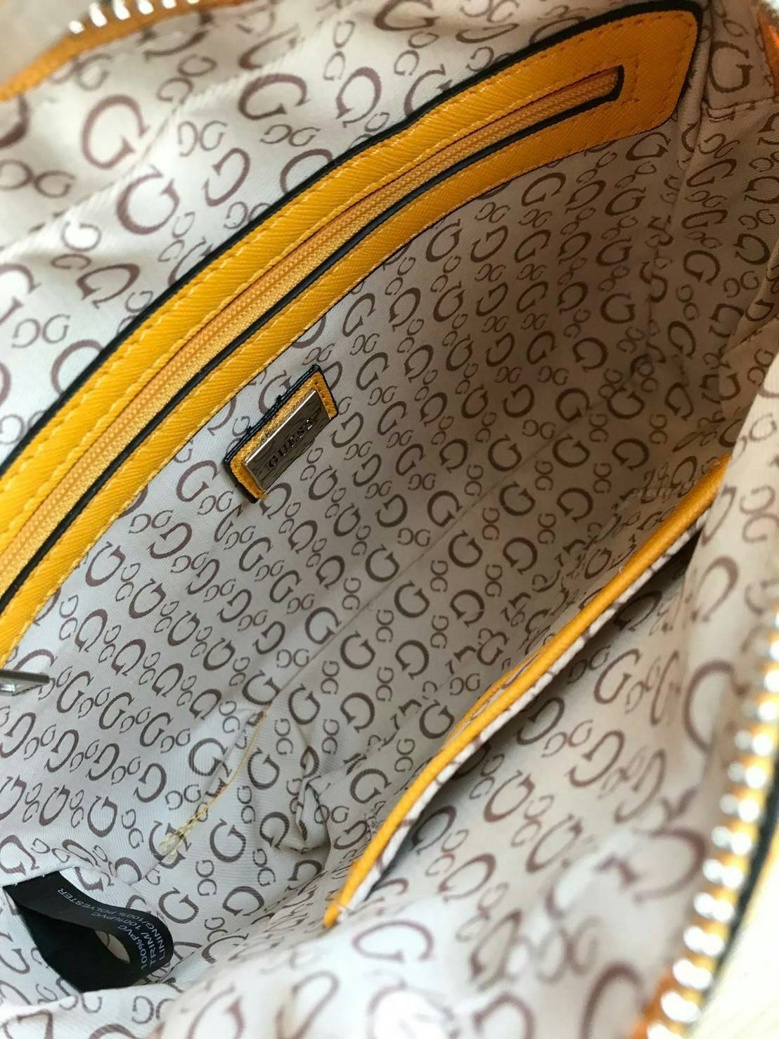 GUESS CROSSBODY BAG กระเป๋าสะพายรุ่นใหม่ ทรงเหลี่ยมตั้งอยู่ทรง วัสดุหนังSaffiano ด้านหน้าปั้มลายโลโก้นูน เปิดปิดด้วยซิปเดียวด้านบน ภายในกว้างใส่กระเป๋าสตางค์ใบยาวได้ ด้านหน้ามีช่องเล็ก1ช่อง ภายในมีช่องซิปเล็ก1ช่อง แยกเป็นสัดส่วน ด้านในบุผ้าลายสกรีน น้ำหนั