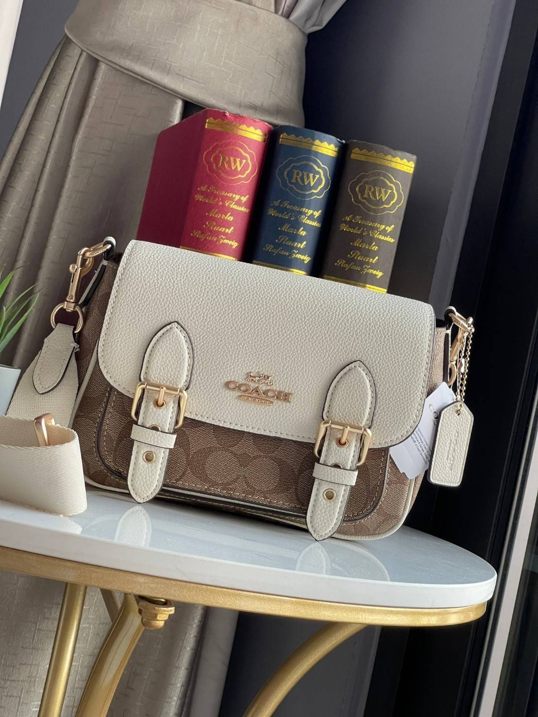 COACH Lucy Crossbody กระเป๋าใบนี้ขนาดกะทัดรัดกำลังดี เพียงพอสำหรับใส่ของจำเป็นที่ต้องการพกติดตัว ที่สำคัญใช้งานง่ายสามารถหยิบของได้สะดวกรวดเร็ว วัสดุผ้าใบเคลือบซิกเนเจอร์และหนังกรวดละเอียด ด้านในมีซิปและกระเป๋าอเนกประสงค์ ปิดสแน็ปอิน กระเป๋าแบบเปิดด้านนอก