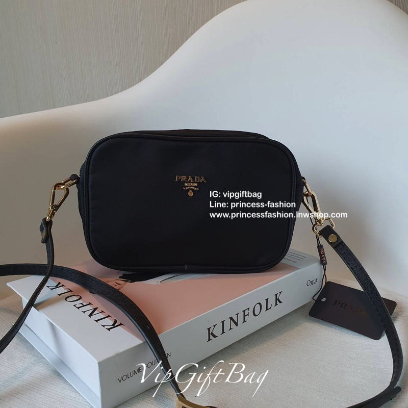 กระเป๋าทรง mini crossbody จากงานพรีเมี่ยมกิ้ฟแบรนด์ดัง PRADA วัสดุ Nylonสุดหรูอย่างดี สามารถกันน้ำได้ ทั้งใบ ขนาดกำลังดีน่ารัก🐰 ด้านในมีช่องแบ่งใส่ของใส่ของจุกจิกได้ ใส่โทรศัพท์ได้ทุกรุ่น คสอ. ใช้แล้วสวยมากๆ อะไหล่ทองปั้มแบรนด์ทุกจุด คุ้มเกินราคาค