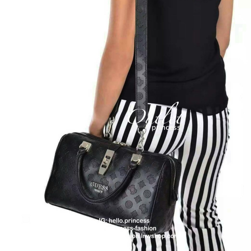 Guess Peony Classic Box Satchel คอลเลคชั่นใหม่สวยหรูจาก Guess กระเป๋าสะพายหนังนิ่มปั๊มแบรนด์รอบใบ ขนาดกำลังดี ฐานกระเป๋ามีหมุดรองฐานกันรอย หัวซิปปั๊มแบรนด์ ภายในกว้างจุของได้เยอะ มาพร้อมสายปรับและถอดออกได้ พร้อมส่ง 4 สี สวยทุกสี พลาดไม่ได้กับสาวยุคใหม่เลย