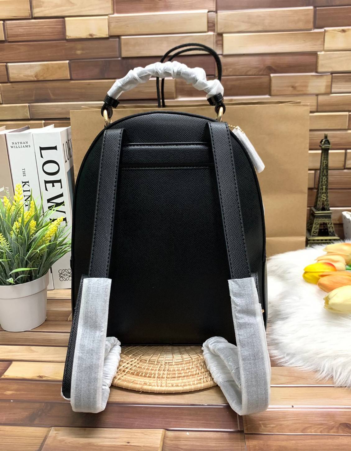 COACH JORDYN BACKPACK IN BLOCKED SIGNATURE ((76622//76624//76715)) พร้อมส่ง กระเป๋าสะพายหลังแบบมีหูหิ้ว หนังแท้ หนังนิ่มอย่างดีเลยค่า ด้านหน้ามีช่องซิปหนึ่งช่องสำหรับใส่ของจุกจิกนะคะ เปิดปิดช่องหลักแบบซิปคู่ หัวซิปมีหนังห้อยมาให้ ภายในกระเป๋าโล่งใส่สัมภาร