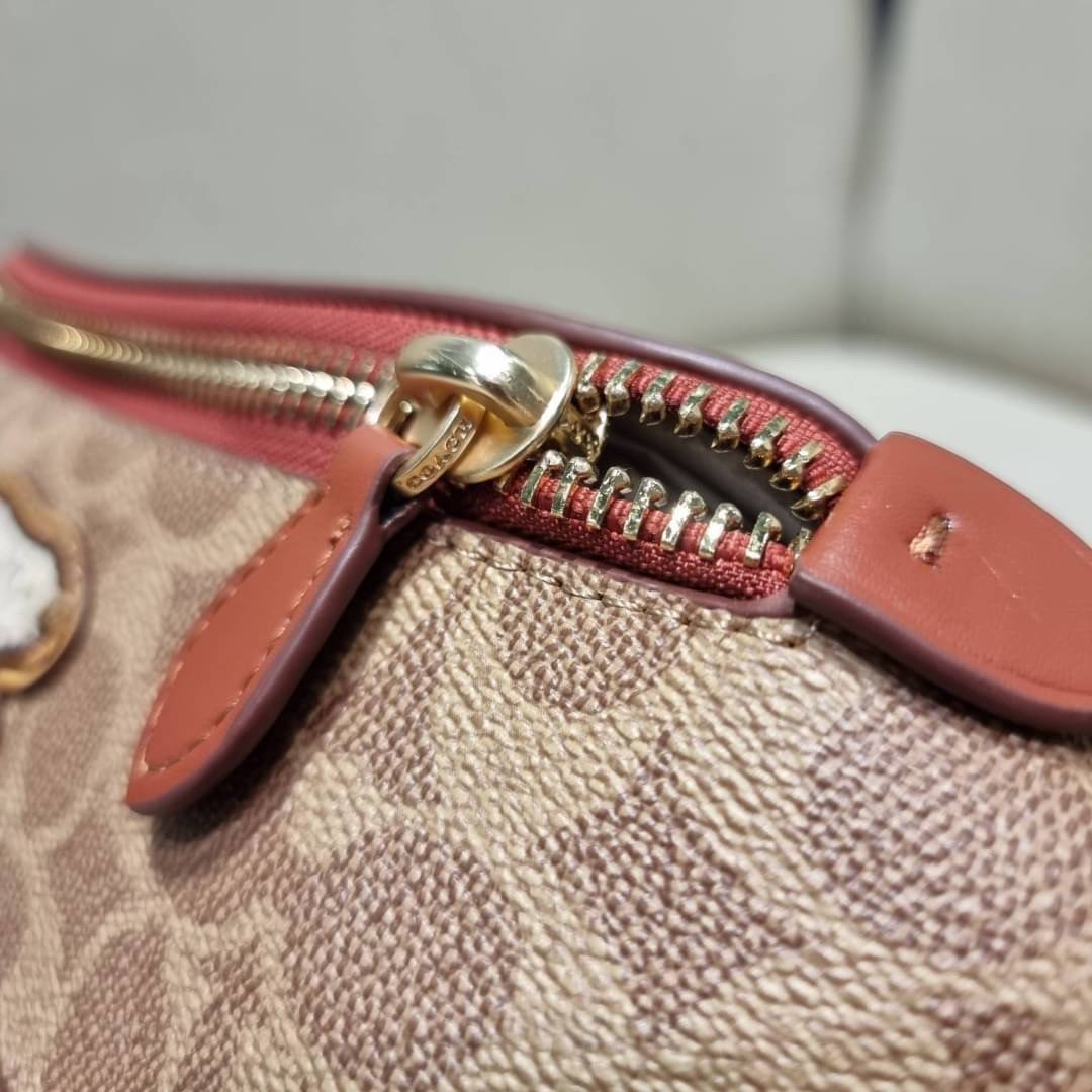 COACH C6678 LEAGUE BELT BAG IN SIGNATURE CANVAS WITH VARSITY PATCHES กระเป๋าคาดอกไซส์ใหญ่ คอลเลคชั่นที่ฮอตไม่เลิก กับดีไซน์สกีเรทโทร วินเทจ ขนาดสะพายกำลังเท่ คูลๆ ใช้งานง่าย ได้ทั้งหนุ่มๆและสาวๆ โดดเด่นด้วยแพทช์ที่สวยไม่ซ้ำใคร วัสดุหนังแคนวาสเคลือบลายสลับ