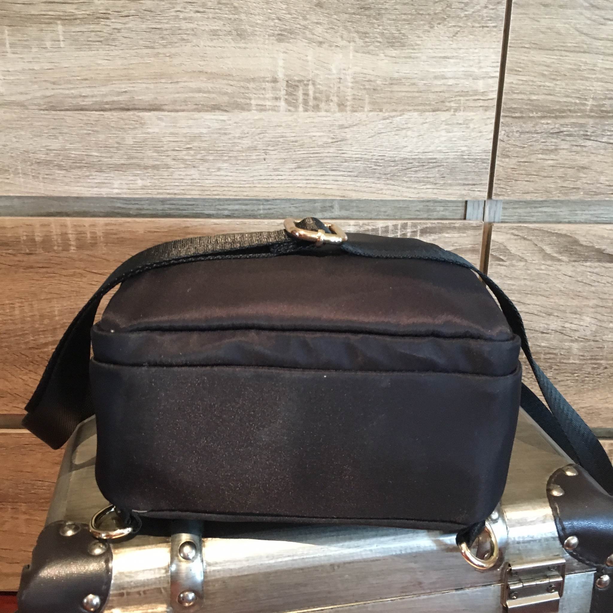 กระเป๋าเป้!!! ทรงน่ารักมากๆๆๆ จากแบรนด์ OASIS รุ่นพิเศษ ช่องซิป 3 ช่องใหญ่ + สายยาวถอดได้ ปรับสะพายได้หลายรูปแบบค่า จุดเด่นที่ >ตัวกระเป๋าทำจากผ้าไนล่อนเนื้อดี >น้ำหนักเบามาก >สายกระเป๋า ถอดปรับ สะพาย หลัง สะพายข้าง ลำตัว หรือ สะพายพาดไหล่ได้คะ &