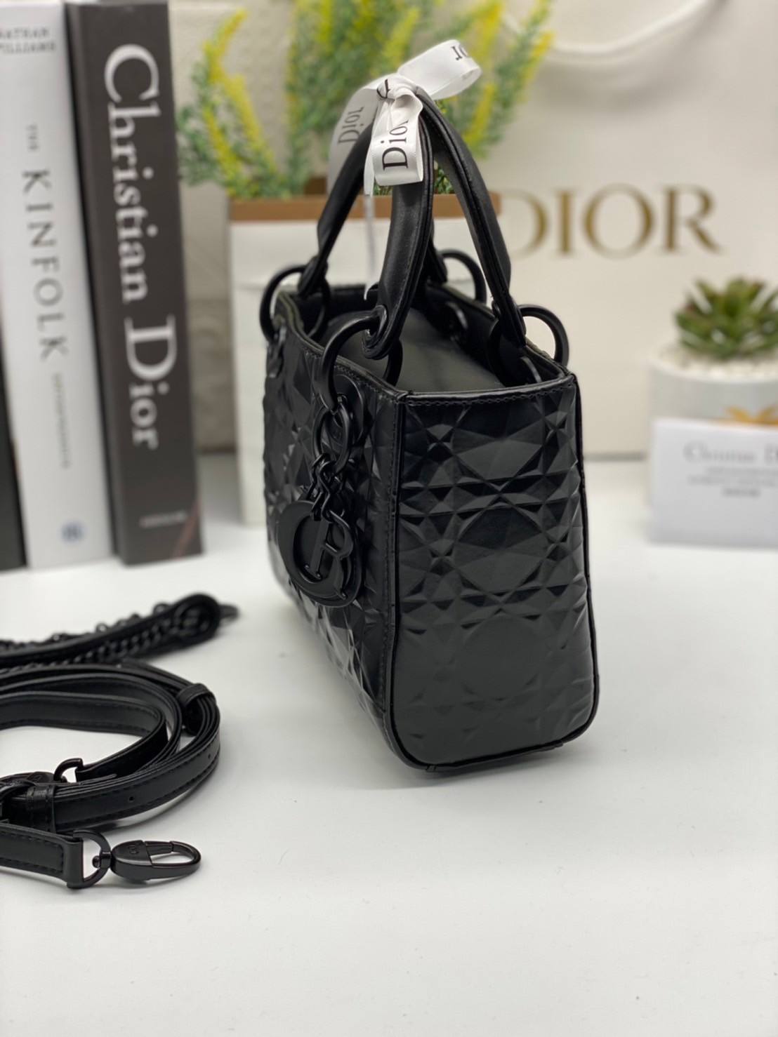 หนังแท้ DIOR LADY BAG 17cm ไซส์เล็กขนาดกำลังน่ารักเลยค่ะ งานออริหนังแท้ทั้งใบปั้มลายรุ่นใหม่ล่าสุด ความสง่างามอีกหนึ่งรุ่นของ Dior รูปทรงสีเหลียม ขนาดกระทัดรัด ตั้งอยู่ทรง ฐานกระเป๋าแข็งแรง มีหมุดรองฐาน ดีไซน์ที่มีเอกลักษณ์เฉพาะตัว ด้านหน้าตกแต่งด้วยตัวอั