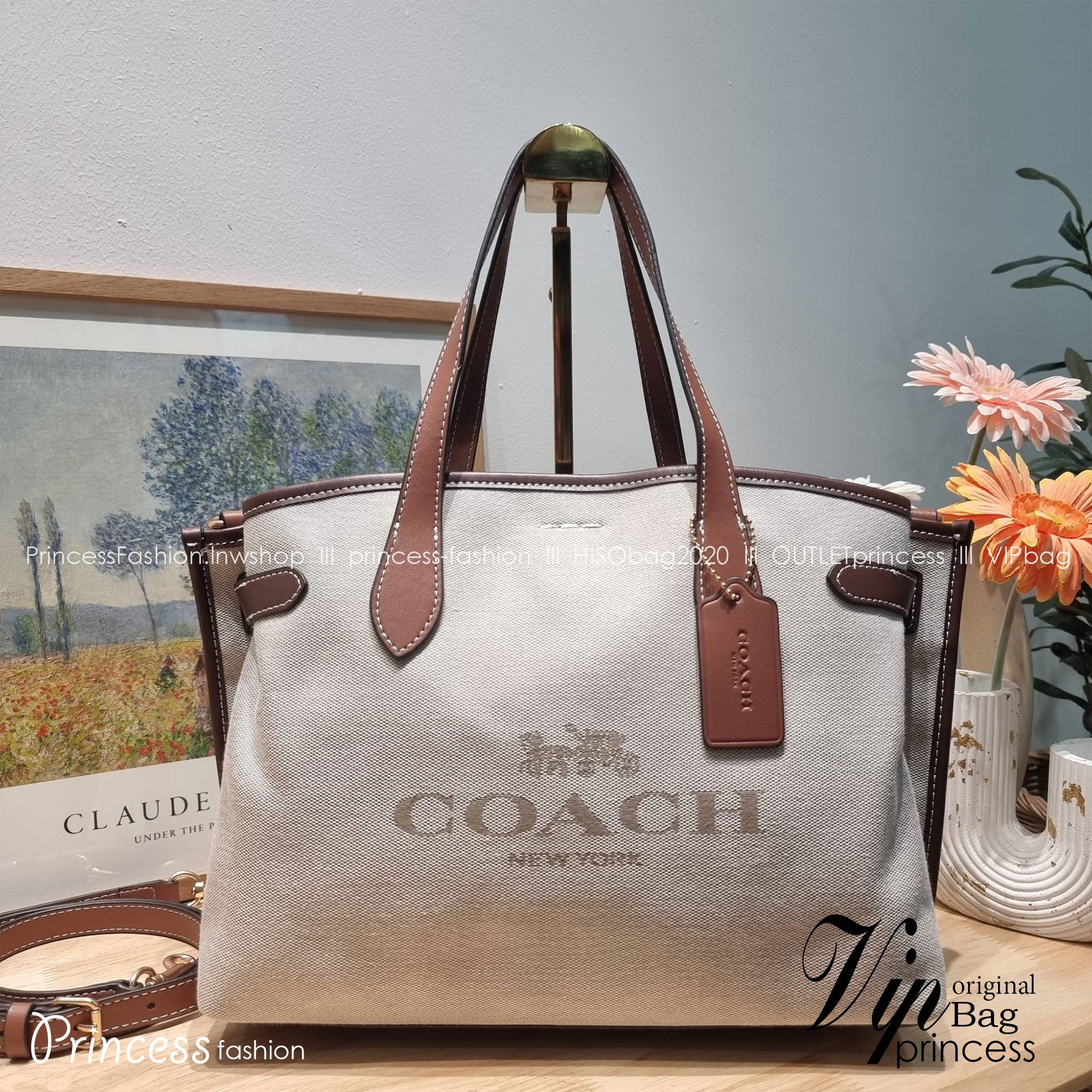 COACH CH189 HANNA CARRYALL น้องใหม่ เรียบหรู ดูแพง กับกระเป๋าถือ/สะพายทรงสวย โทนสีคลาสสิค ดีไซน์ตกแต่งสายคาดจับจีบข้างกระเป๋าเพิ่มดีเทล มาพร้อมหูจับในตัว