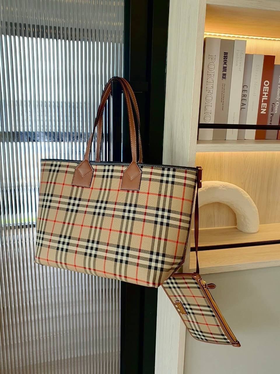 Burberry Tote Bag / Burberry Label Print Large London Tote Bag In Crema / BURBERRY LARGE LONDON TOTE BAG IN WHITE กระเป๋าสะพายไหล่ทรงช้อปปิ้ง ทรงคลาสสิค ฮิตตลอดกาล ตัวกระเป๋าวัสดุหนังผ้าแคนวาส ตัดหนัง
