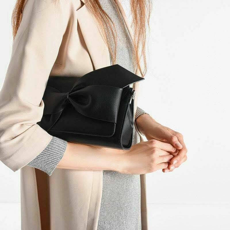RESTOCK!! CHARLE & KEITH OVERSIZED KNOT CLUTCH กระเป๋าสะพายคลัช ออกแบบช่องเป็นรูปโบว์กระเป๋าทรงคลัช ดีไซน์สวยออกแบบช่องสอดมือเป็นโบว์ มาพร้อมสายสะพายยาวปรับได้ ถอดออกถือเป็นคลัชก็ได้ เปิด-ปิดด้วยกระดุมแม่เหล็ก ด้านในมี 1 ช่อง พกพาสะดวก ถือไปเดท ไปงาน สะพา