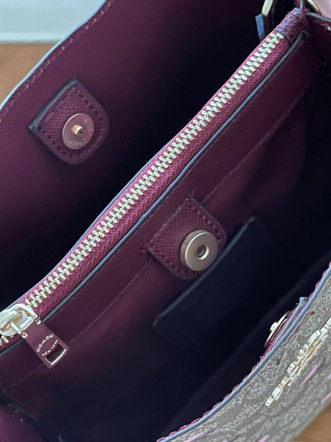 OUTTLET 】COACH SMALL TOWN BUCKET BAG IN SIGNATURE WITH Heart floral print สำหรับสาวแฟชั่นที่ชอบรายละเอียดชิคๆ ดีไซน์สุดเก๋ แนะนำเลยสำหรับกระเป๋าทรงบักเก็ตใบนี้ เชื่อว่าสาว ๆ หลายคนชื่นชอบ เป็นไอเทมที่สามารถแมทช์ได้กับเสื้อหลากหลายสไตล์ บรรจุของได้เยอะโดยท