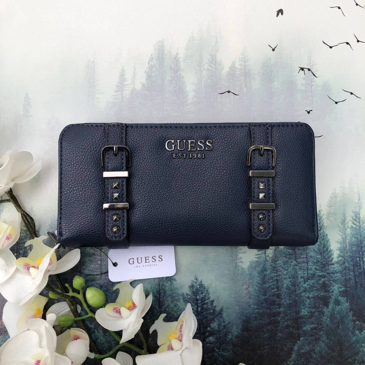 Guess long wallet กระเป๋าสตางค์ใบยาวซิปรอบ วัสดุ pu. เนื้อนุ่ม ภายในมีช่องใส่บัตร ธนบัตร และช่องซิปใส่เหรียญค่ะ