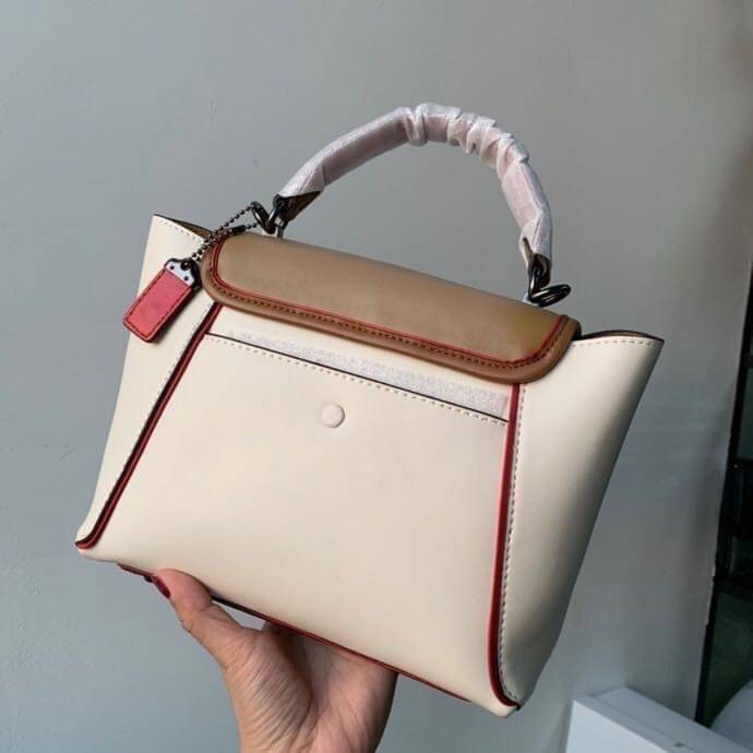 COACH COURIER CARRYALL 23 IN COLORBLOCK SIGNATURE CANVAS พร้อมส่ง 7 แบบ พร้อมส่ง ลุคดูไฮสุดๆค่ะ! กระเป๋าสะพายหนังหรูหราและคลาสสิค หนังแท้ชั้นดีที่สุด น้ำหนักเบา หนังสวยมากก สัมผัสแล้วหลงรักแน่นอนจ้าา😘