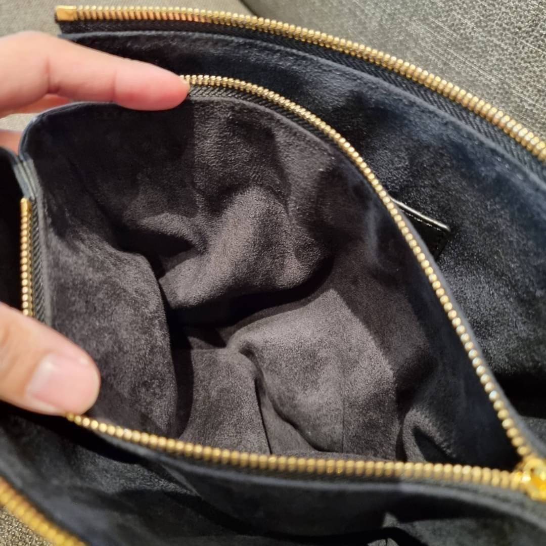 LV HANDLE POUCH MONOGRAM กระเป๋าสะพายกึ่งคลัชท์ สุดล้ำ ใหม่ล่าสุดมาแรงมาก ด้วยความสวยปังตั้งแต่แรกเห็น วัสดุหนังแกะปั๊มลายสวยคม มาพร้อมสาย 2 เส้น เลิศๆ มีสายโซ่ที่มีดีเทลละเอียดไม่ซ้ำ และสายสปอร์ตครอสบอดี้ ที่จะคล้องไว้ทั้งสองเส้นก็ดีงาม หรือสลับใช้ตามลุค