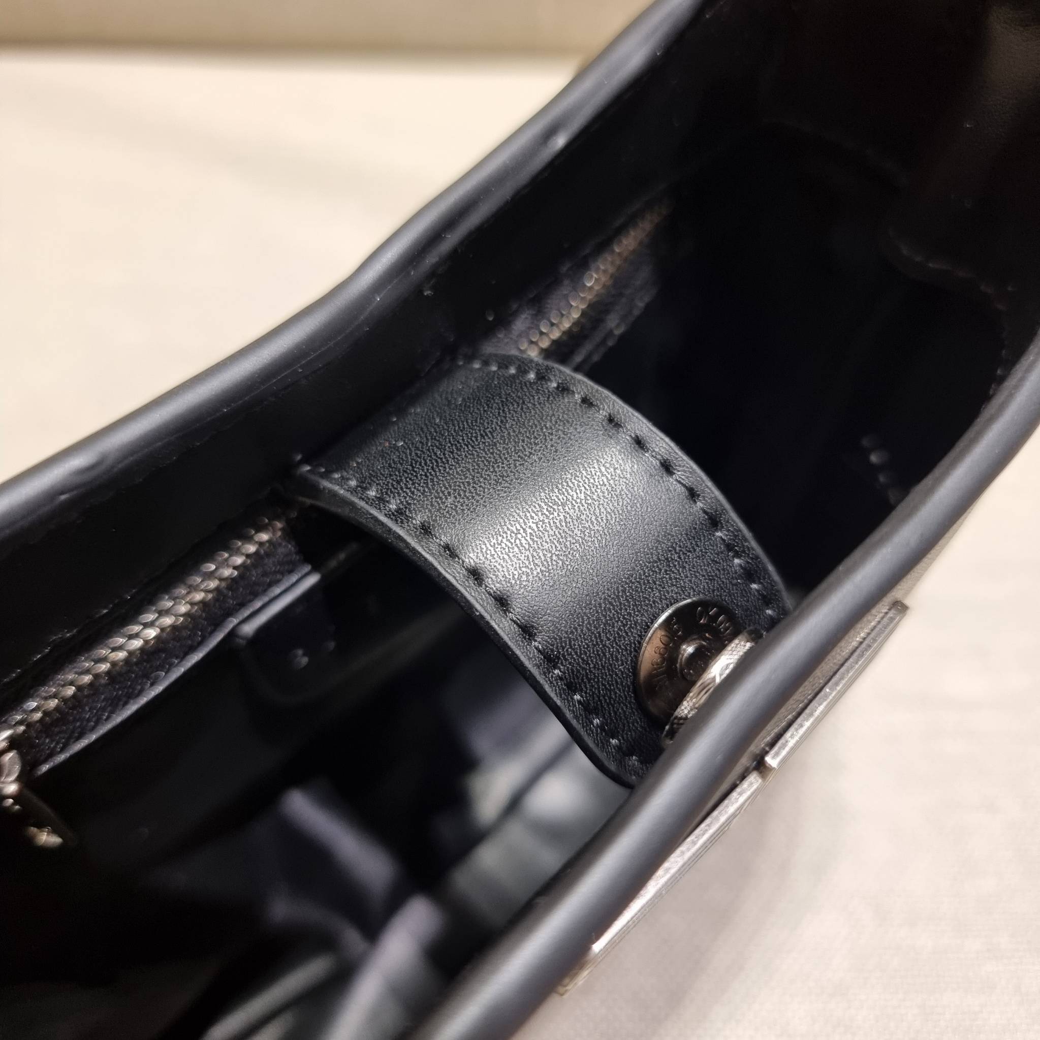 Balenciaga XX small leather shoulder bag กระเป๋าสะพายดีไซน์สวยเลิศ!! ไม่ซ้ำ เอกลักษณ์ที่โดดเด่นด้วยรูปทรง และขนาดที่กำลังเหมาะใช้งาน พร้อมดีไปหมด!! วัสดุสังเคราห์เรียบหรู ปากกระเป๋ามีแถบแม่เหล็กคาดกันของหล่นได้ ภายในกระเป๋าเป็นช่องโล่ง มีช่องซิป และช่องย่